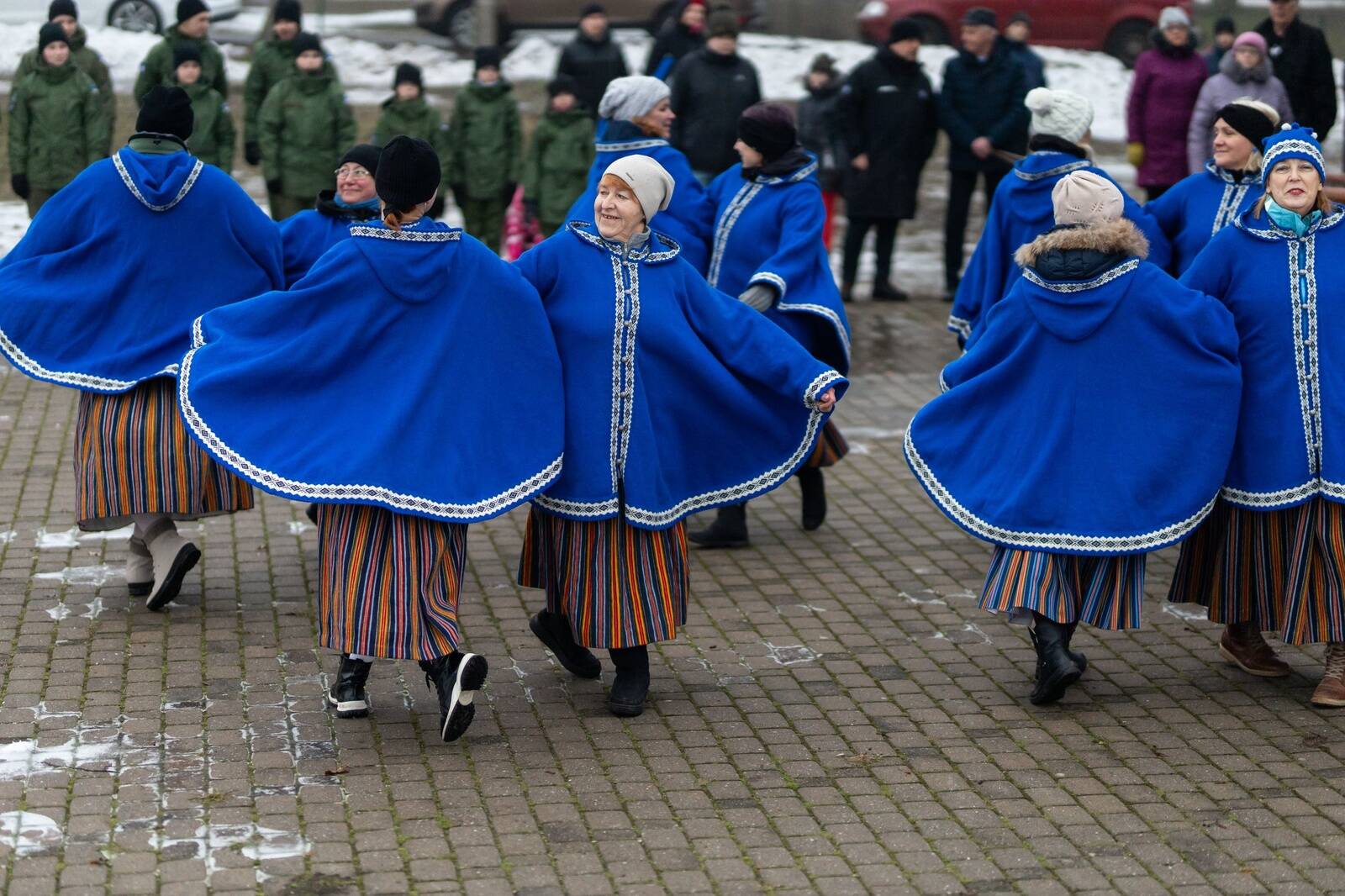 Sirje Rebase tantsurühm tantsimas Uhtna külaväljakul.