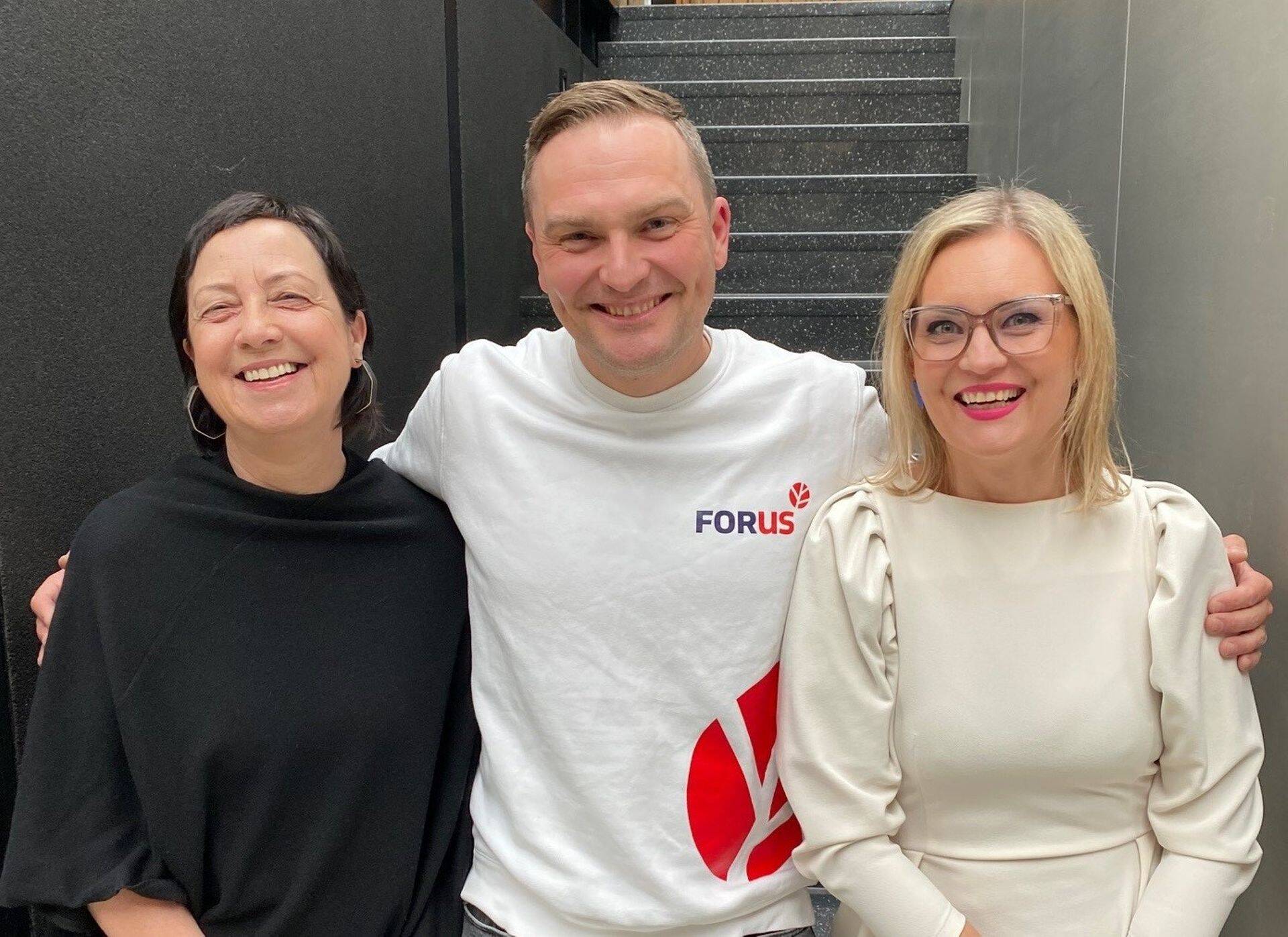 Juhtimiskonverentsi Coaching 2023 produtsent Aira Tammemäe, Forus Grupi juhatuse esimees Margus Nõlvak ja juhtimis-coach Jaanika Rannula jagavad saates coaching'u tehnikaid, mida juht saab oma töös kasutada.