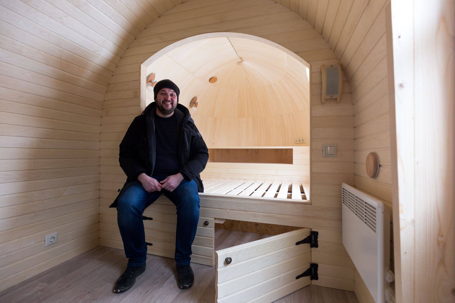 Saunatootja Iglucraft juht Priit Kallas toodetavas iglusaunas. Ettevõtte tootmishoone asub Leies.