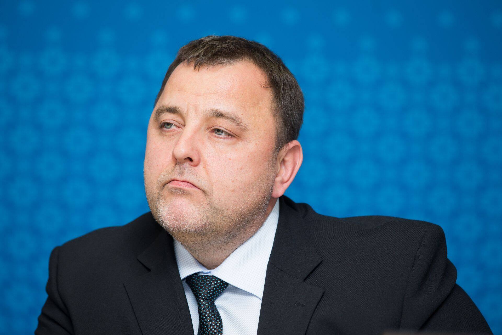 Rahandusminister Sven Sester ütleb, et seadus jõustub alles uuest aastast ja hinnata juba ette, et mõni säte pole praktikas toimiv, on ennatlik.