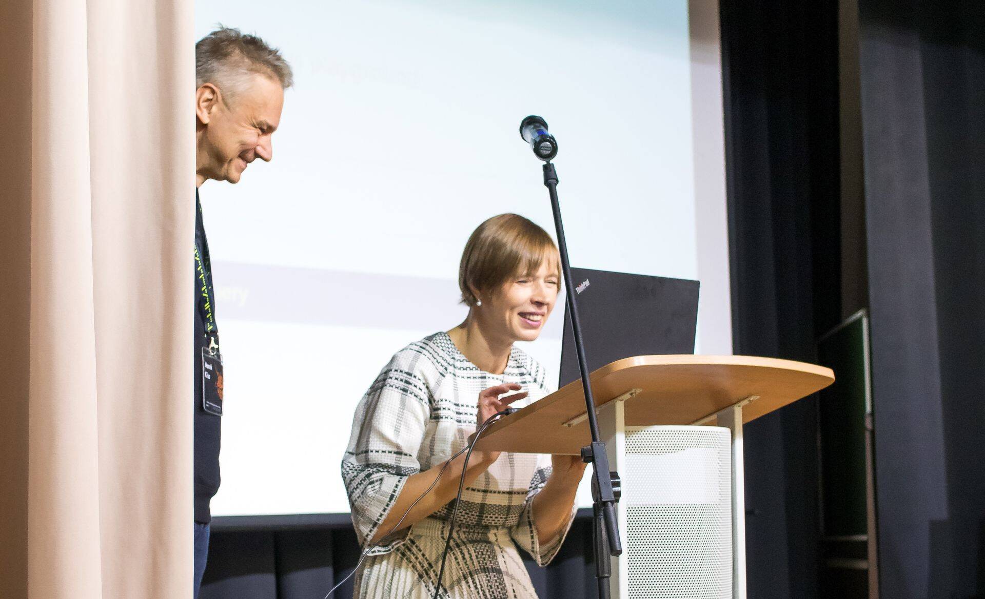 President Kersti Kaljulaid koodikirjutamisega avamas Jõhvi IT-kooli, vasakul üks kooli asutajaist Marek Kiisa.