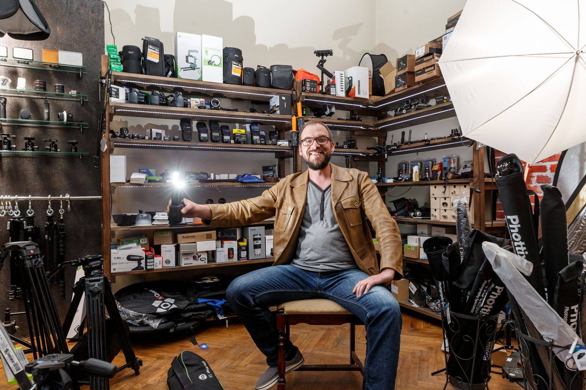 OÜ Fosgrafe tegevjuht ja kaasomanik Oliver Lillma fotokaupade poes.