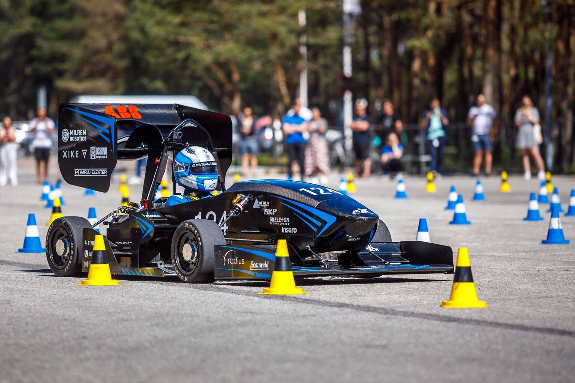 Juhiga vormel demonstratsioonsõitu tegemas.