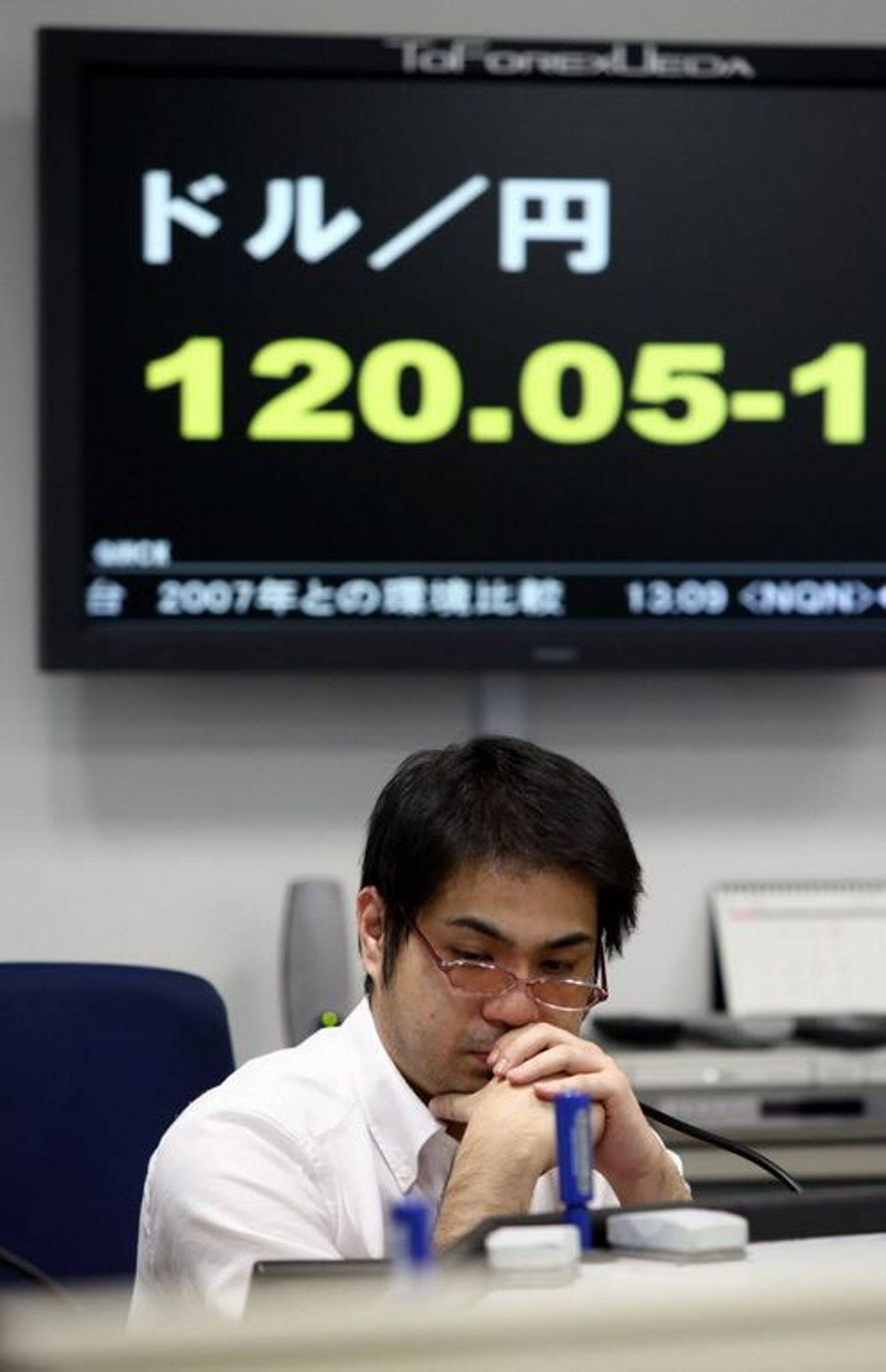 Tokyo valuutakaupleja vaatamas dollari ja jeeni kurssi, mis on tõusnud 7 aasta rekordtasemele.