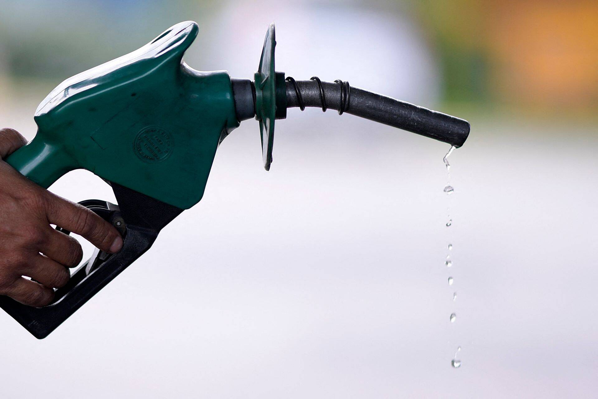 Nafta kui üks olulisemaid tooraineid kütuste valmistamiseks on aastaga samuti märgatavalt kallinenud. See on muutnud kallimaks tanklast saadava bensiini- ja diislikütuse.