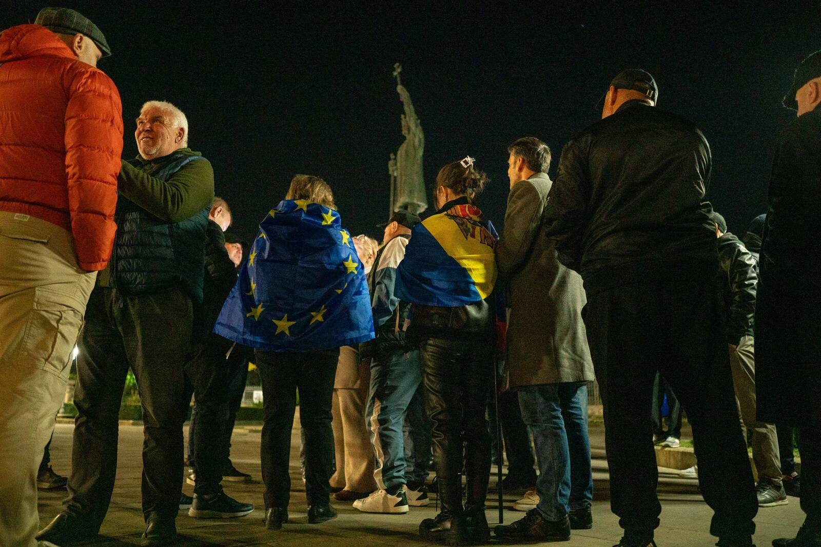 Moldova Euroopa-meelsed valijad eile öösel valimiste tulemusi ootamas.
