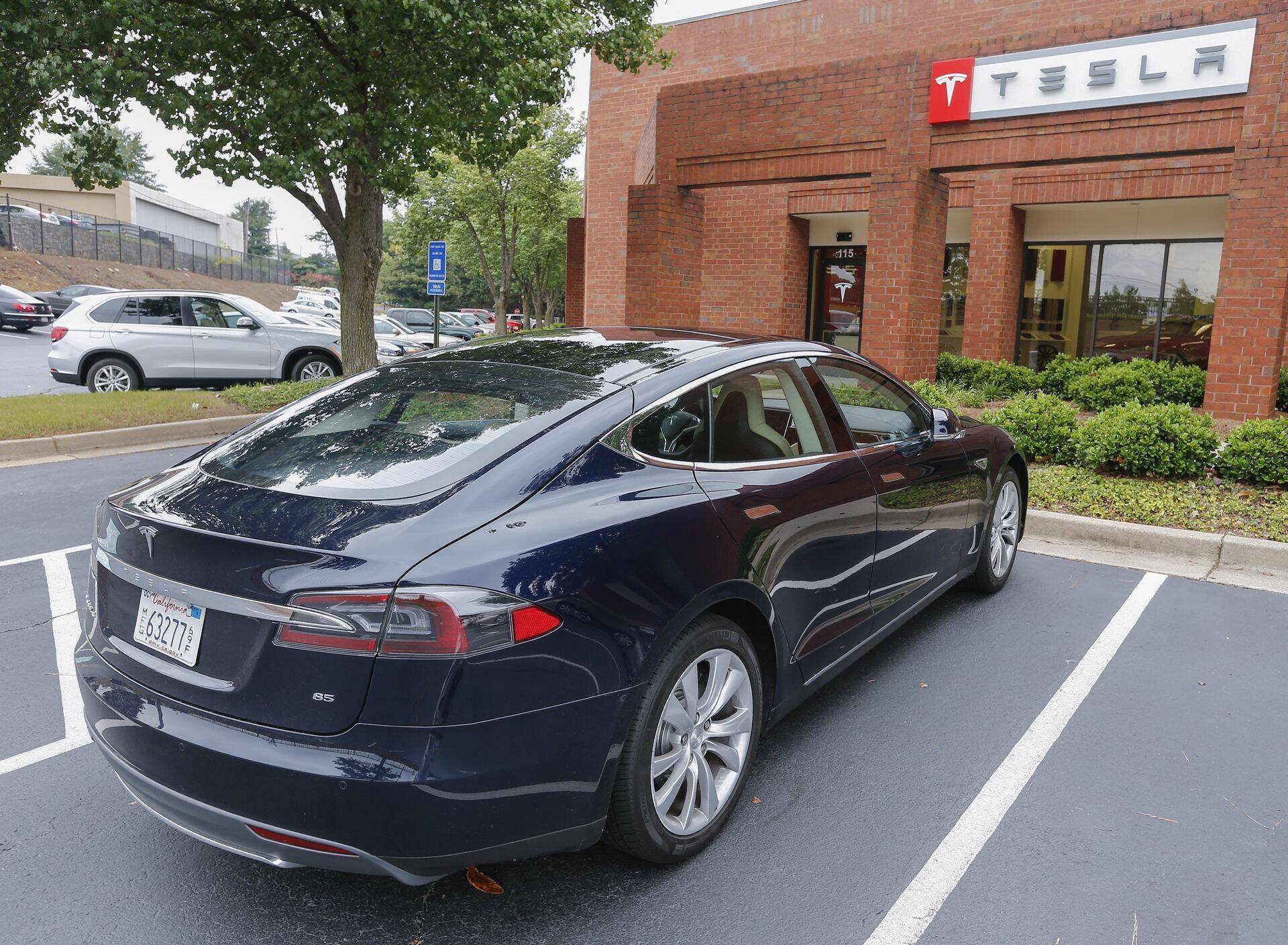 Кто владеетт акциями Tesla ?