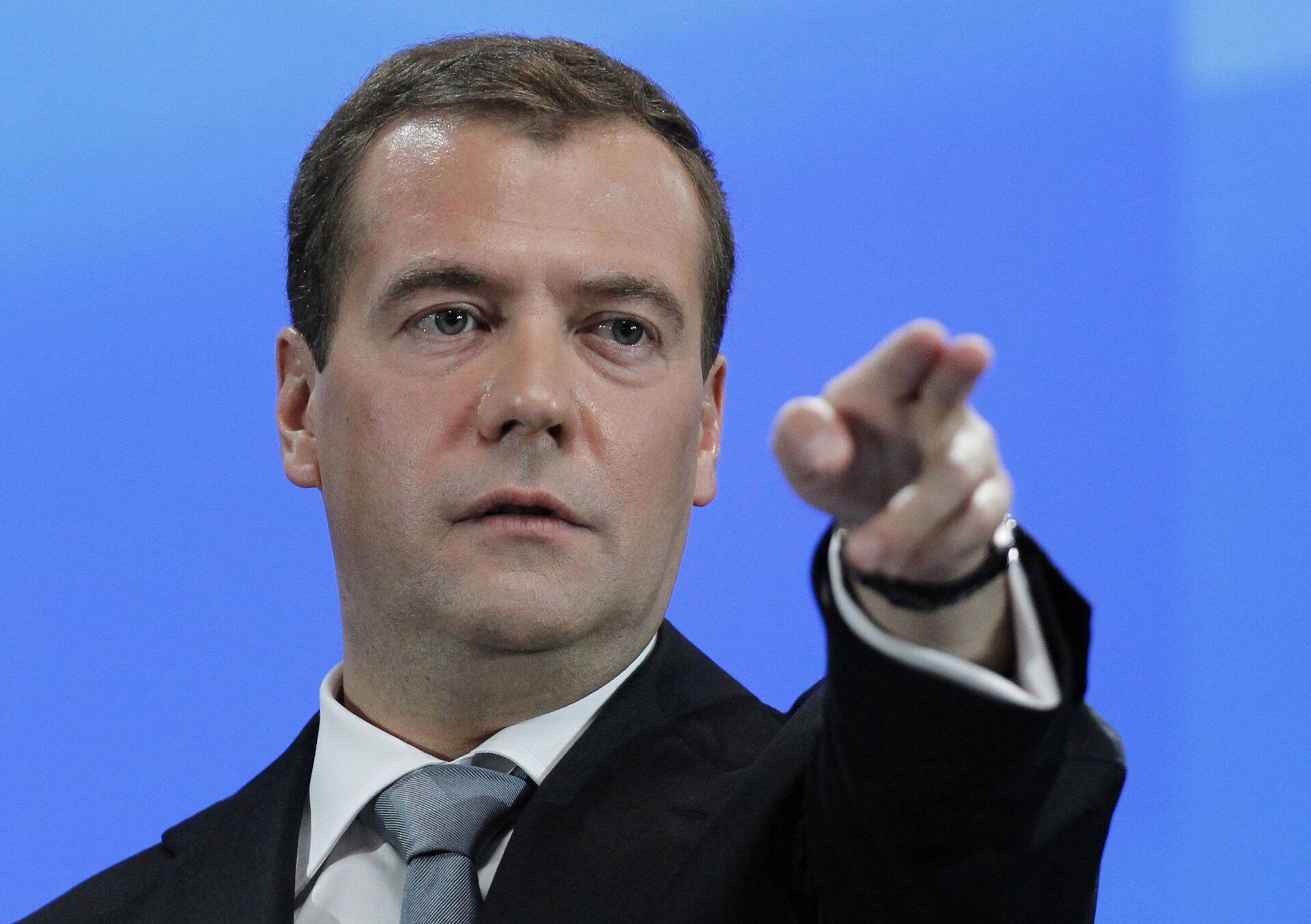 Venemaa peaminister Dmitri Medvedev kohustas täiendada 2016. aasta riigieelarve tulusid ligikaudu 100 miljardi rubla võrra.