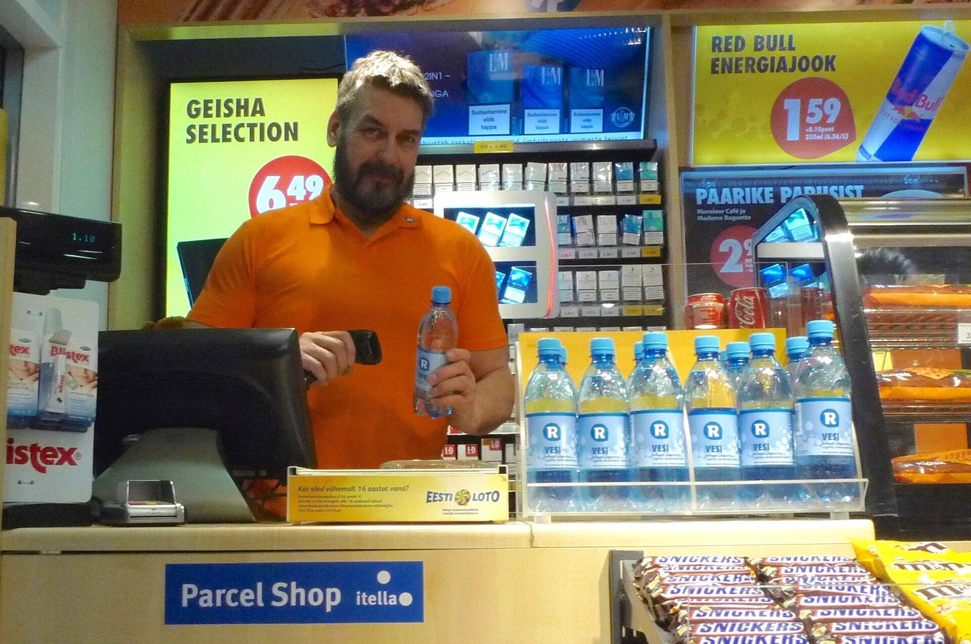 Kalle Aro Tallinna Kadaka tee R-Kioskis hakab välja jagama ka Itellaga saadetud postipakke.