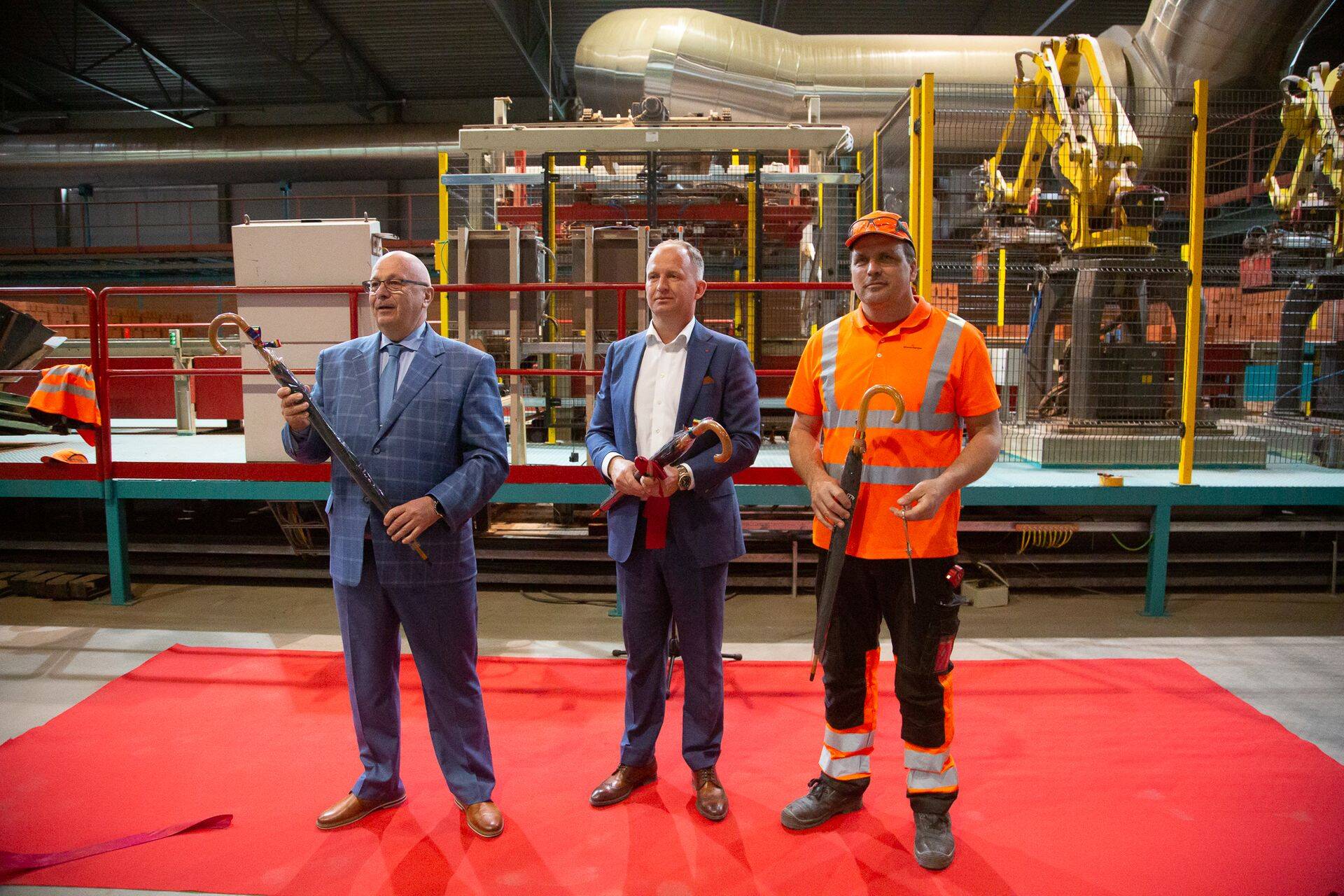 2021. aastal avati pidulikult Aseri tellisetehases uus tootmisliin, Ukrainas puhkenud sõja tõttu see aga väga kaua töötada ei saanud. Foto on tehtud uue tootmisliini avamisel, vasakult Viru-Nigula vallavanem Einar Vallbaum, Wienerberger ASi tegevjuht Margus Puusepp ja Aseri tehase juhataja Kaido Toome.