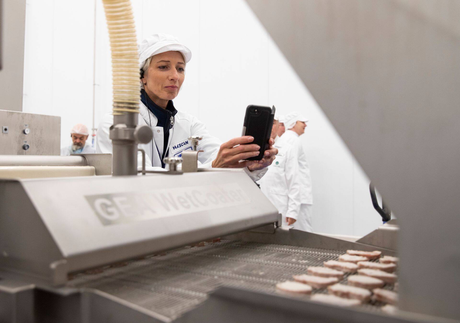 „Kuna meil on aga kokku 57 pakkeliini ja ühel liinil tehtav muudatus võib võtta orienteeruvalt 12 kuud, siis see nõuab kindlasti investeeringuid ning aega muudatuste elluviimiseks,“ märkis HKScani juht Anne Mere.