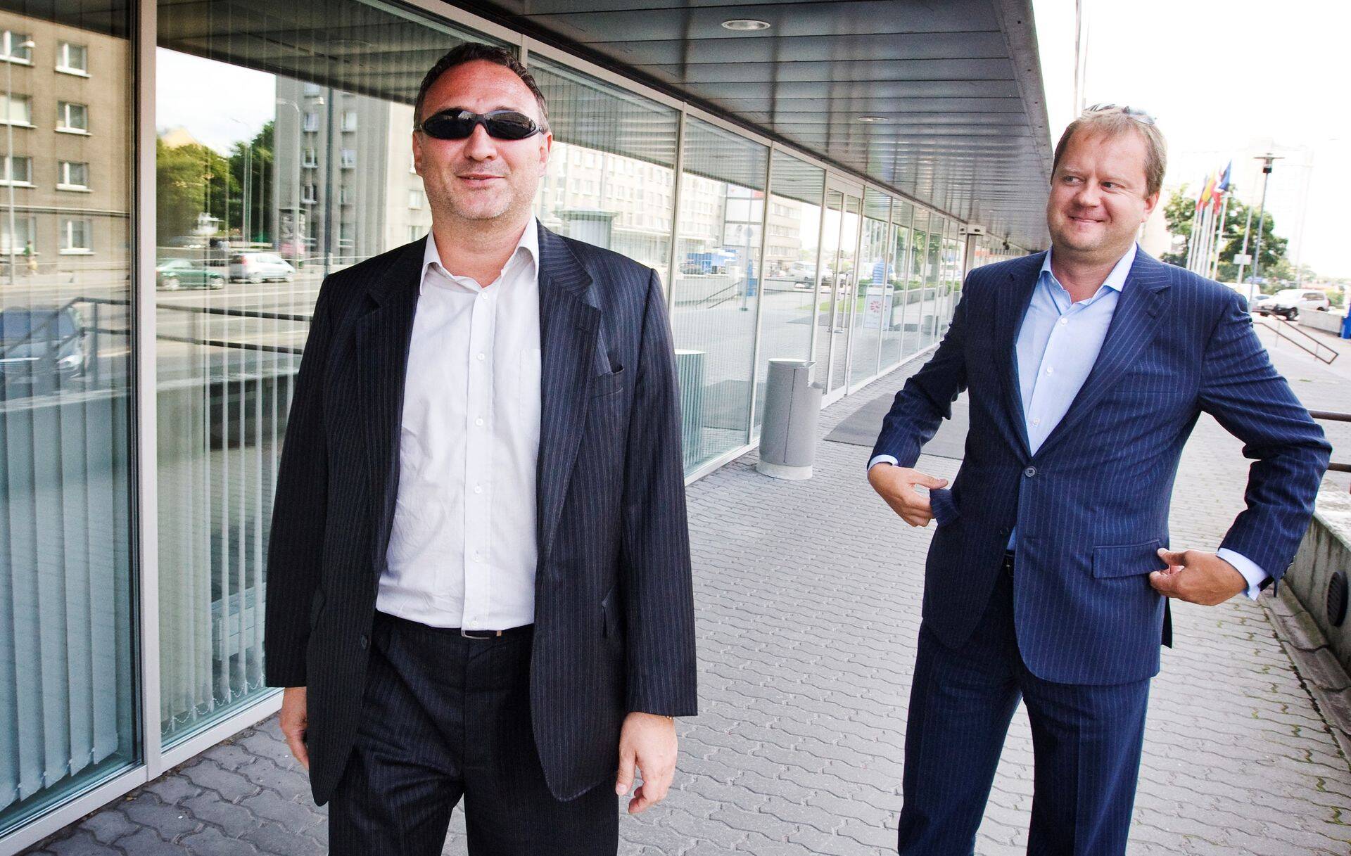 Ärimehed Marcel Vichmann (vasakul) ja Oliver Kruuda jäid aastate eest pildile, kui väljusid koos Swedbanki peakontorist. Praegu on Vichmanni ettevõte Best Idea OÜ 15 miljoni euroga Kruuda (paremal) võlausaldaja. Kruuda pankrotihaldur püüab pankrotivarasse tuua üle 12 miljoni euro, mis Tere müügist läks Kruuda lähikondsetele.
