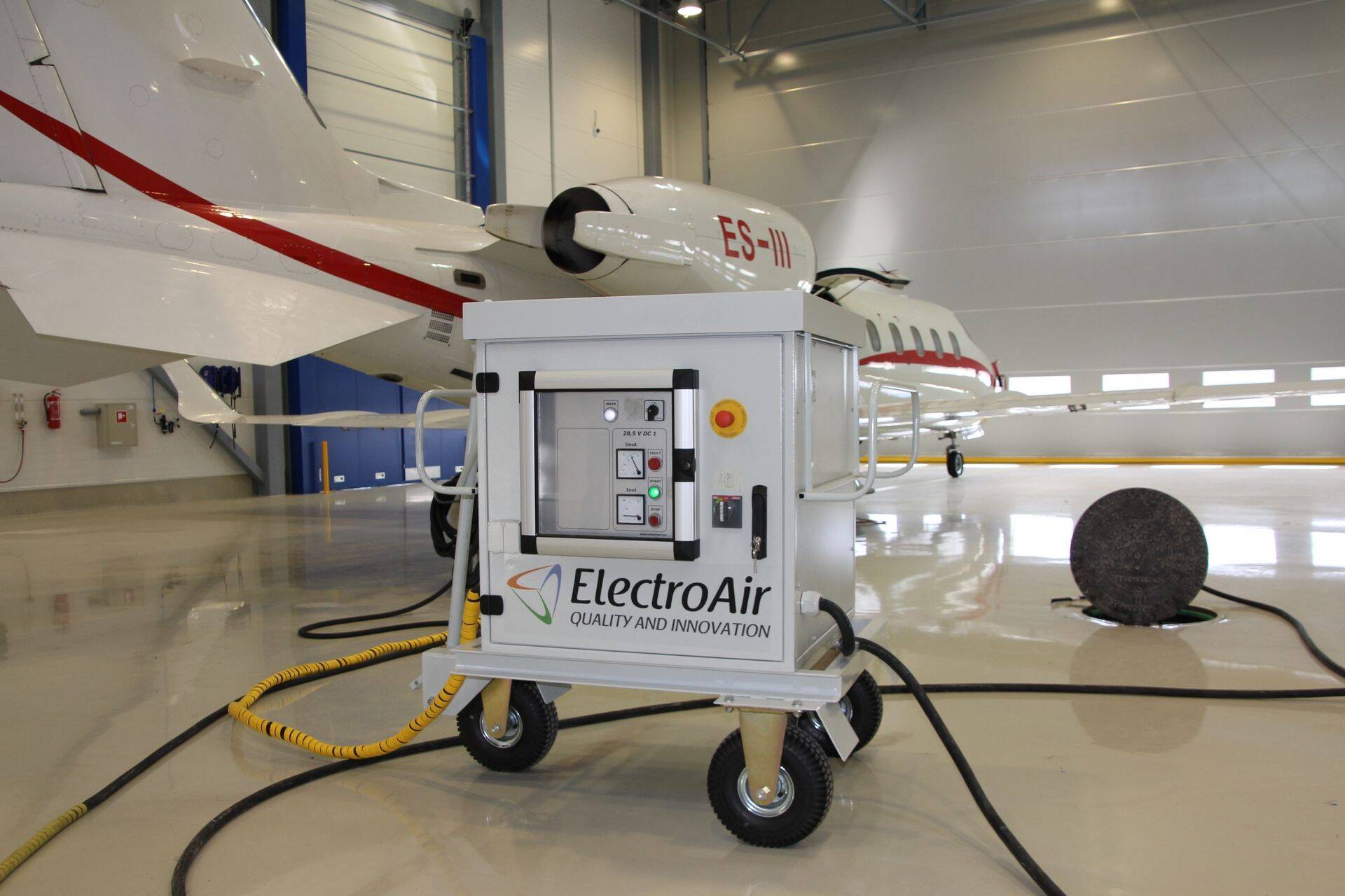 ElectroAir`i toiteallikas laadimas lennukit