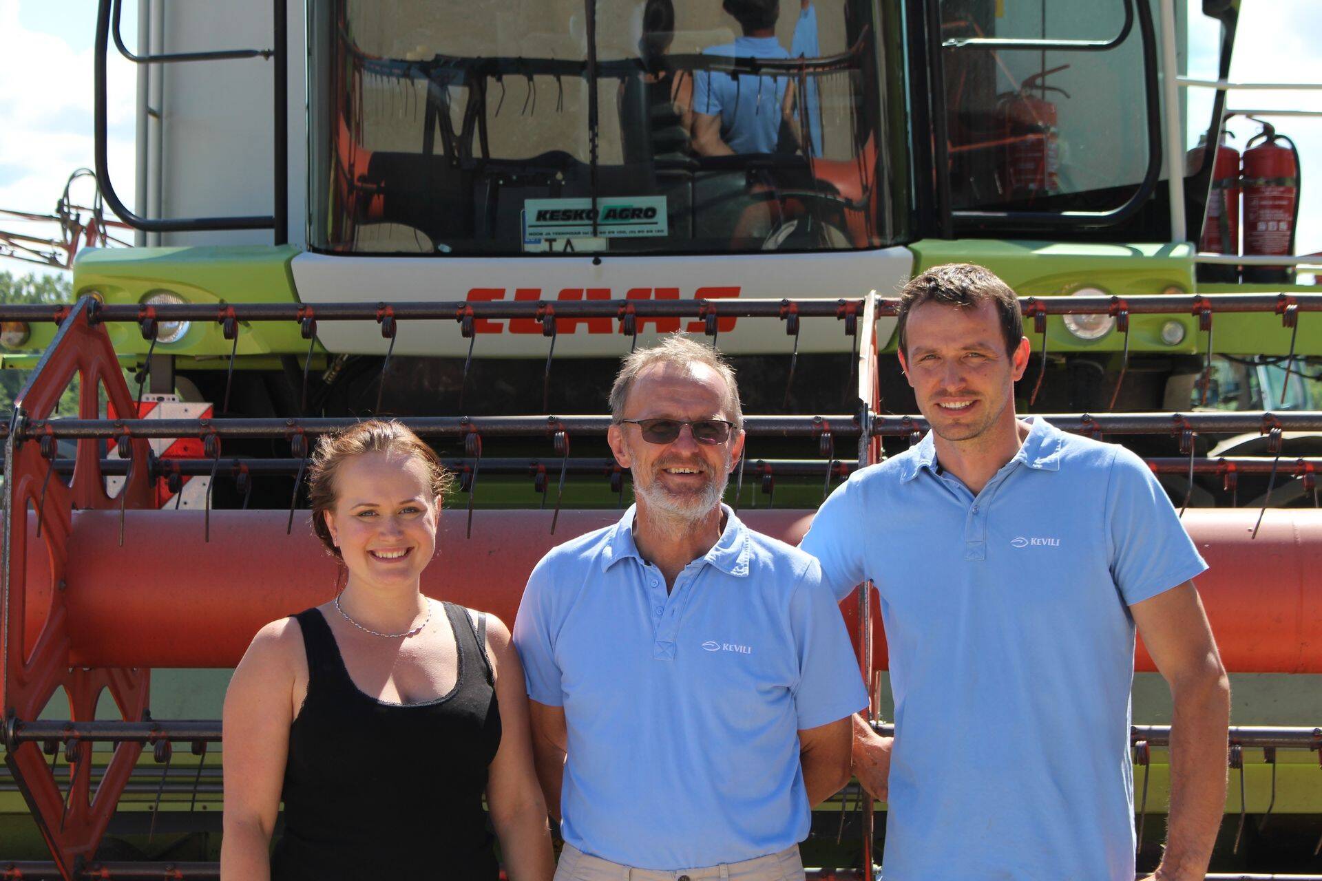Jüriöö talu peremees Tiit Jüriöö lastega omi valdusi näitamas