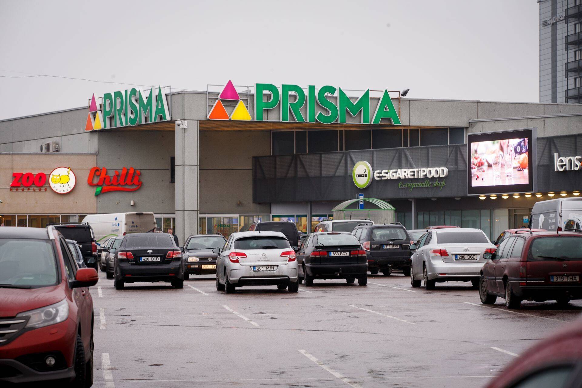 Вывеска магазина электронных сигарет в торговом центре. Фото иллюстративное