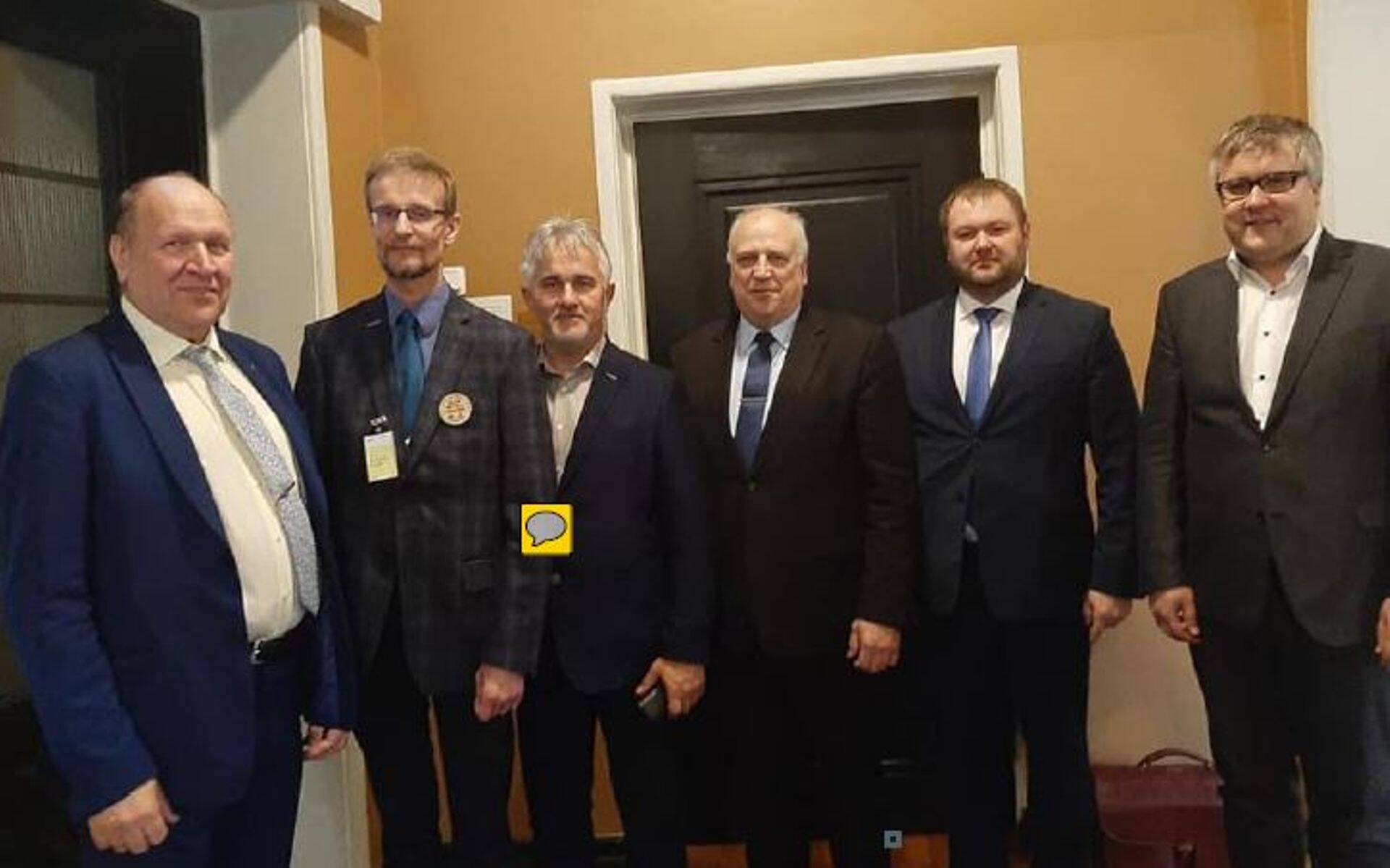 Fotol Olav Kreen, Tõnu Post ja Roomet Sõrmus kohtumisel kolme EKRE ministriga.