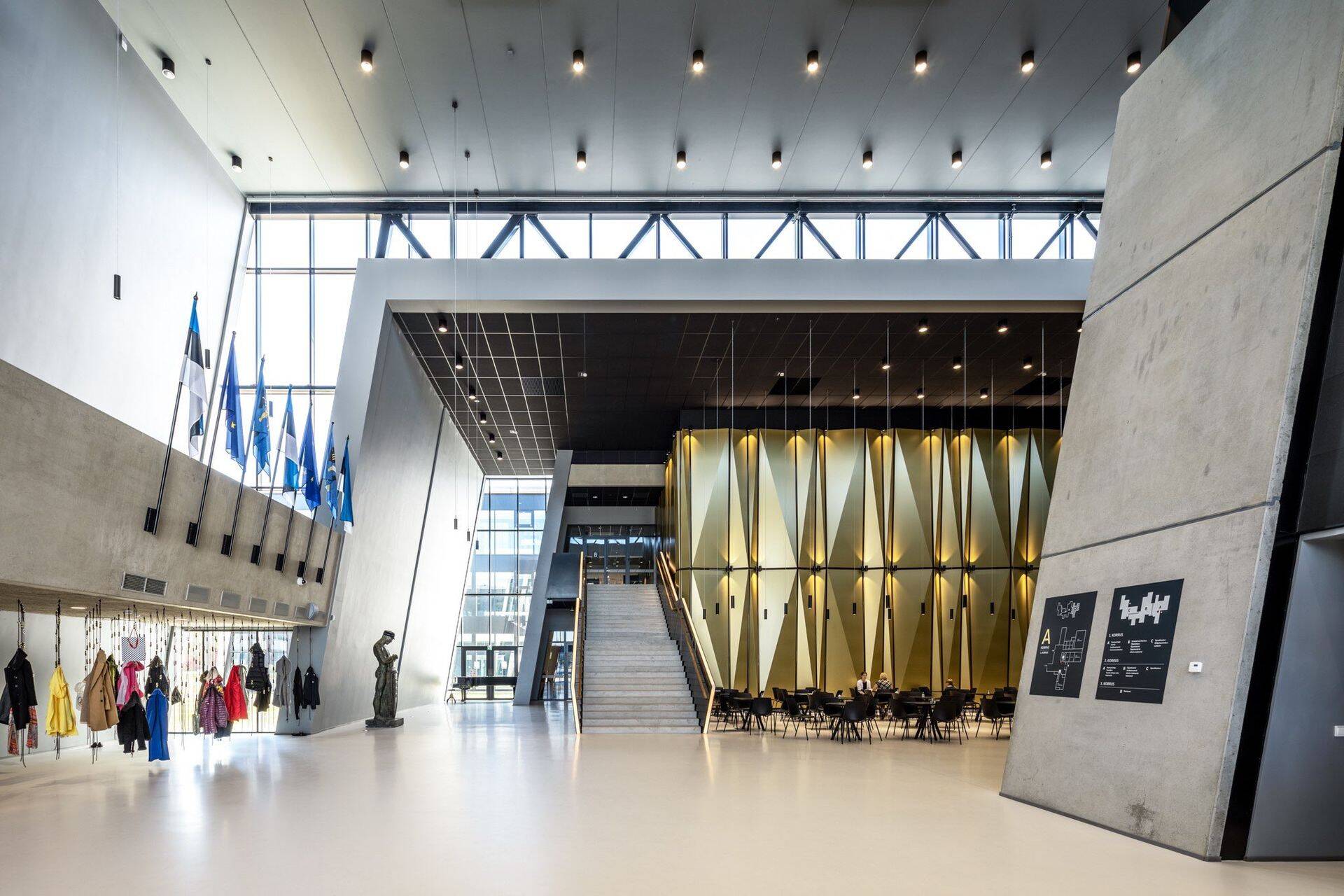 Aasta Betoonehitise nominent Sisekaitseakadeemia peahoone. Pildil hoone fuajee