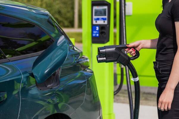 Neste laiendab elektriautode laadimisvõrku Soomest Leeduni.
