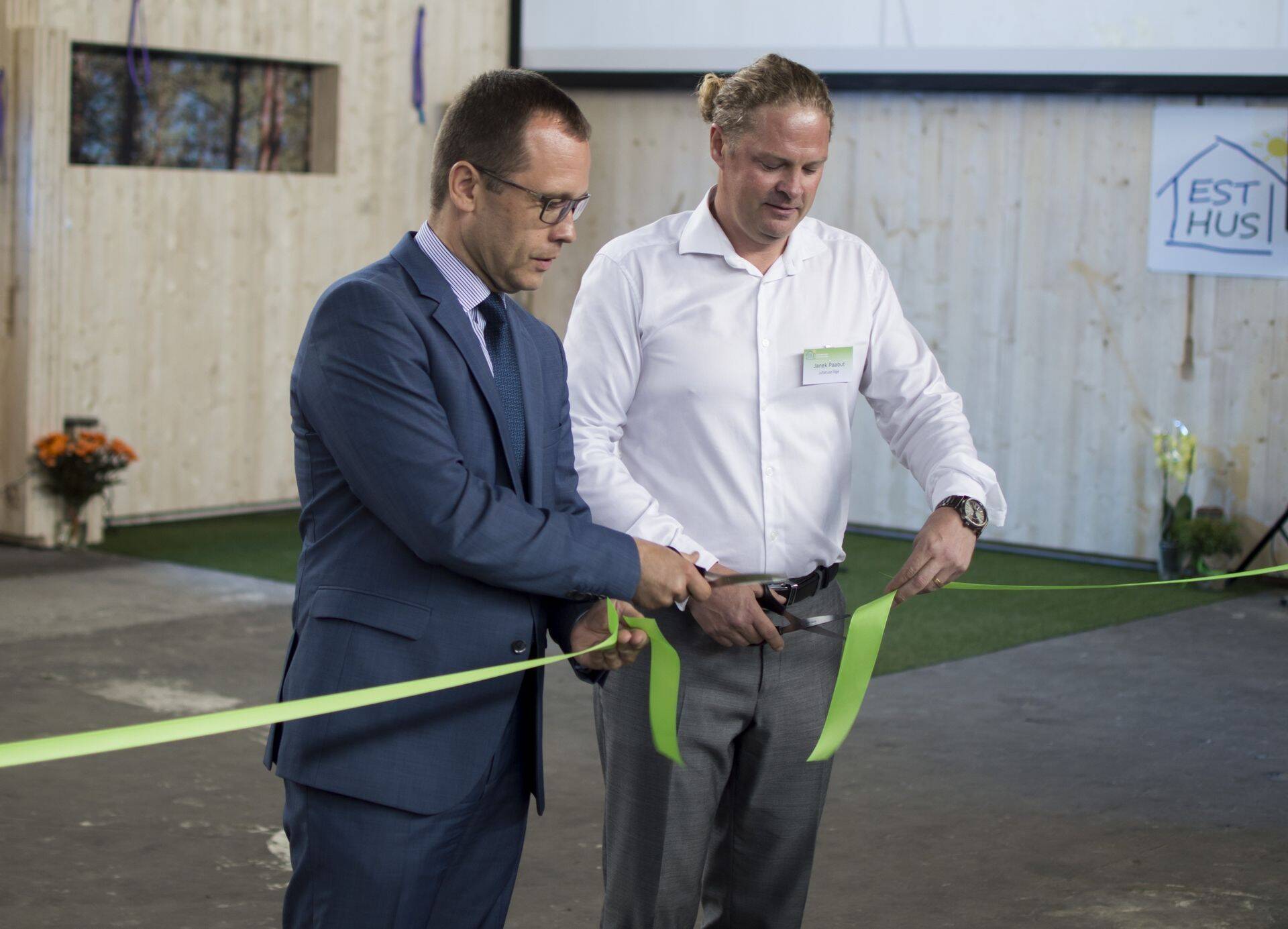 Janek Paabut (paremal) tootmishoone laienduse avamisel.