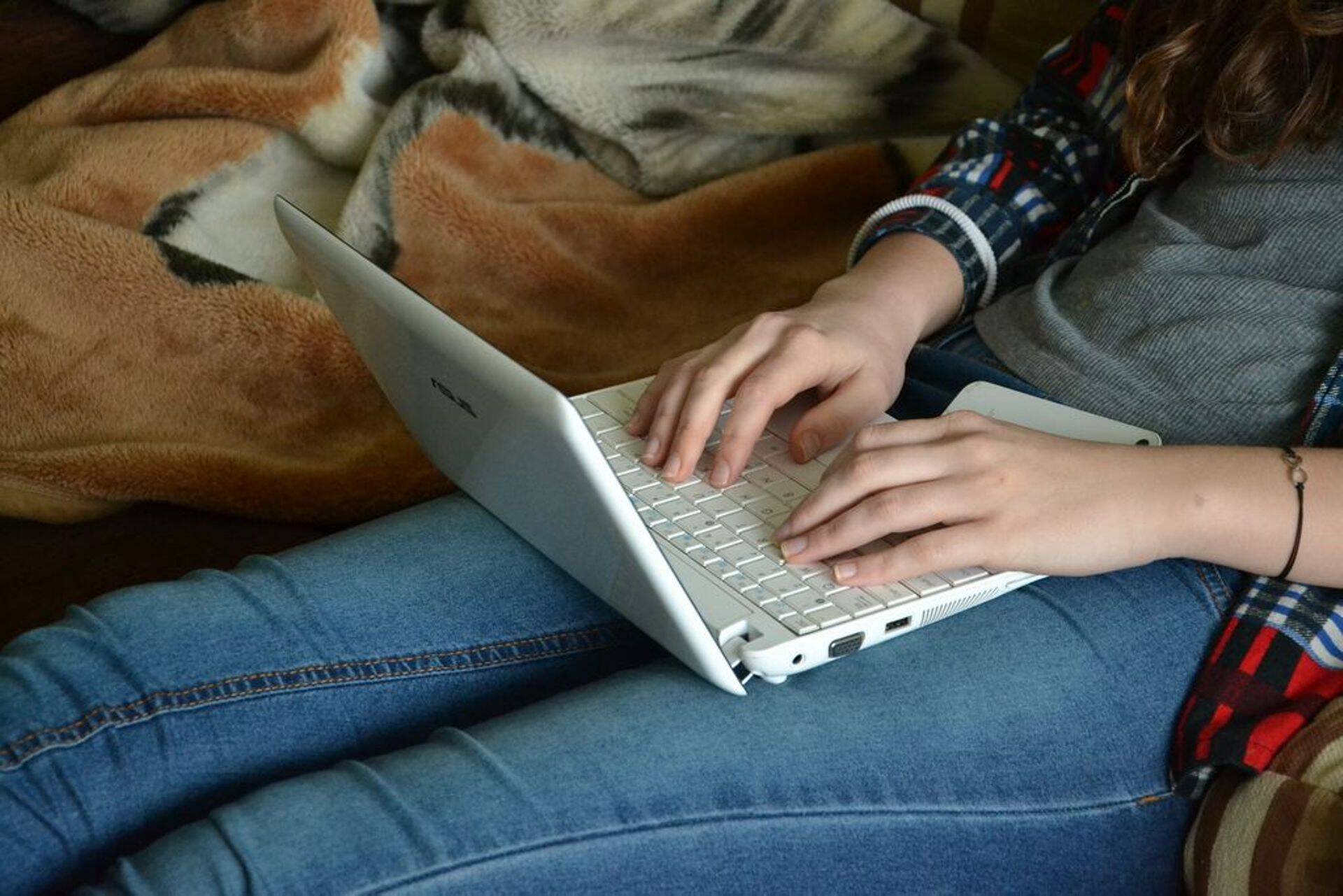 Tööandja peaks tegema töötaja kodus riskianalüüsi, mõõtma töökoha valgustust ja hindama, kas lävepakud on ohutud ning töökoht ergonoomiline.