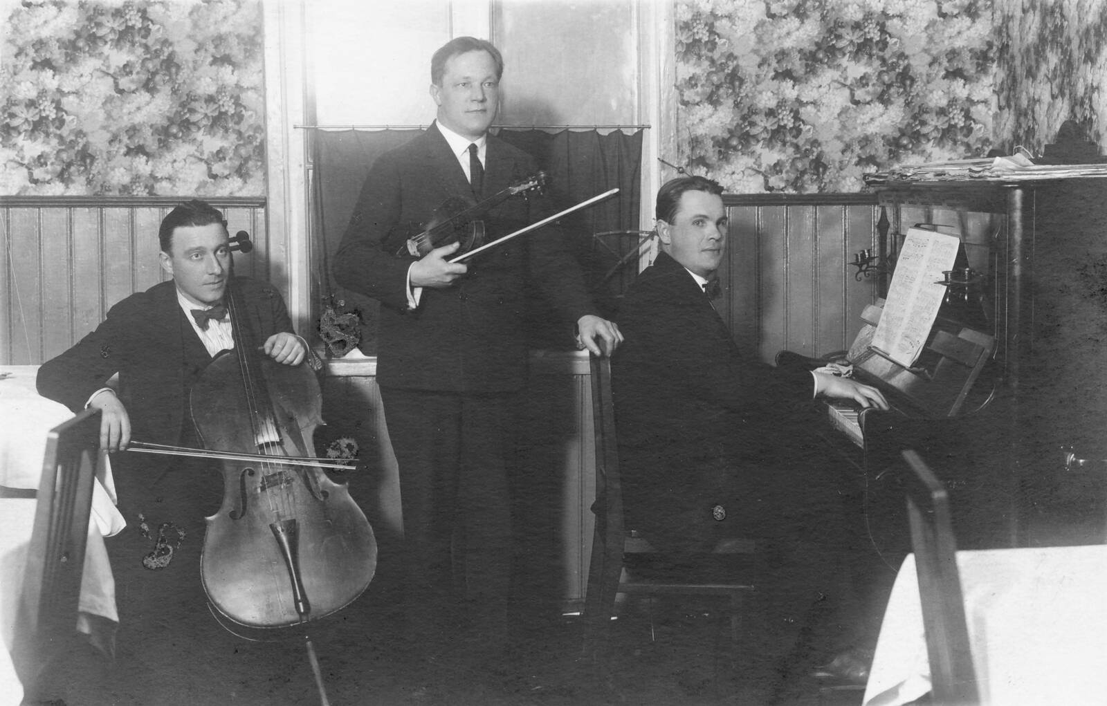 Трио ресторана-кабаре «Черный кот» при кинотеатре «Гранд Марина».