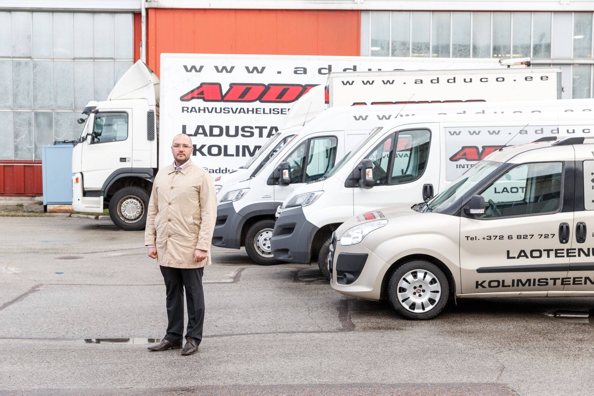 Kolimisteenust pakkuva OÜ Adduco masinapark ja Anton Bazõlev.