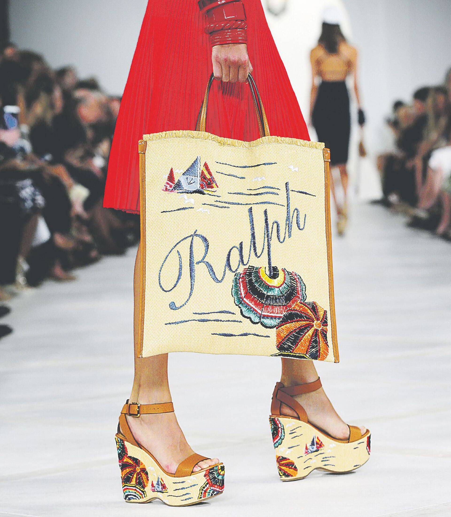 налитики ожидают, что в этом году компания Ralph Lauren заработает больше 5 долларов прибыли в пересчёте на одну акцию.