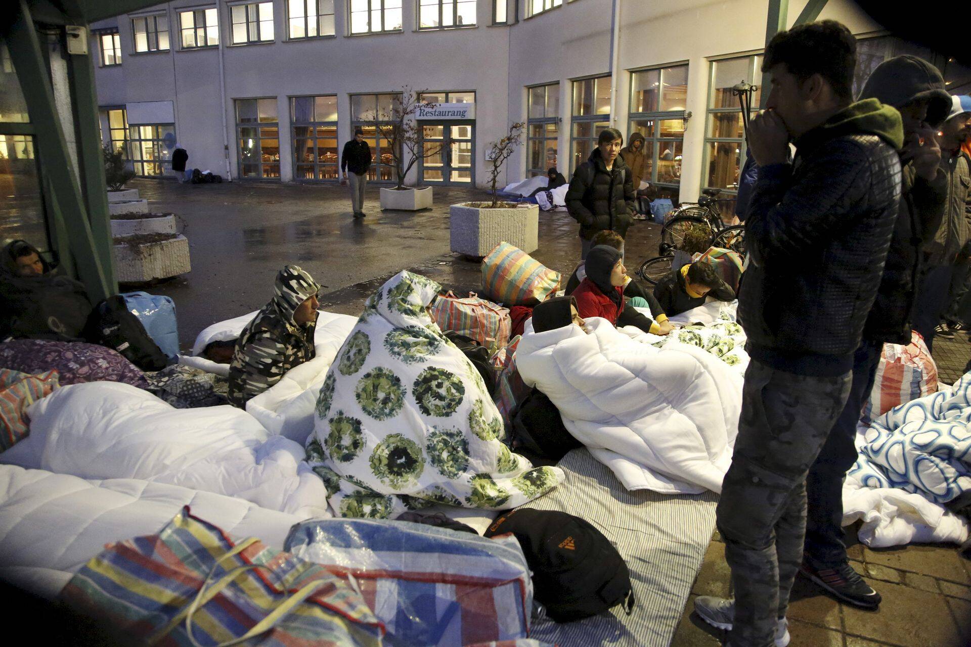 Pagulased magavad Malmös Rootsi migratsiooniameti ees tänaval, sest pole enam kohti, kuhu neid majutada.