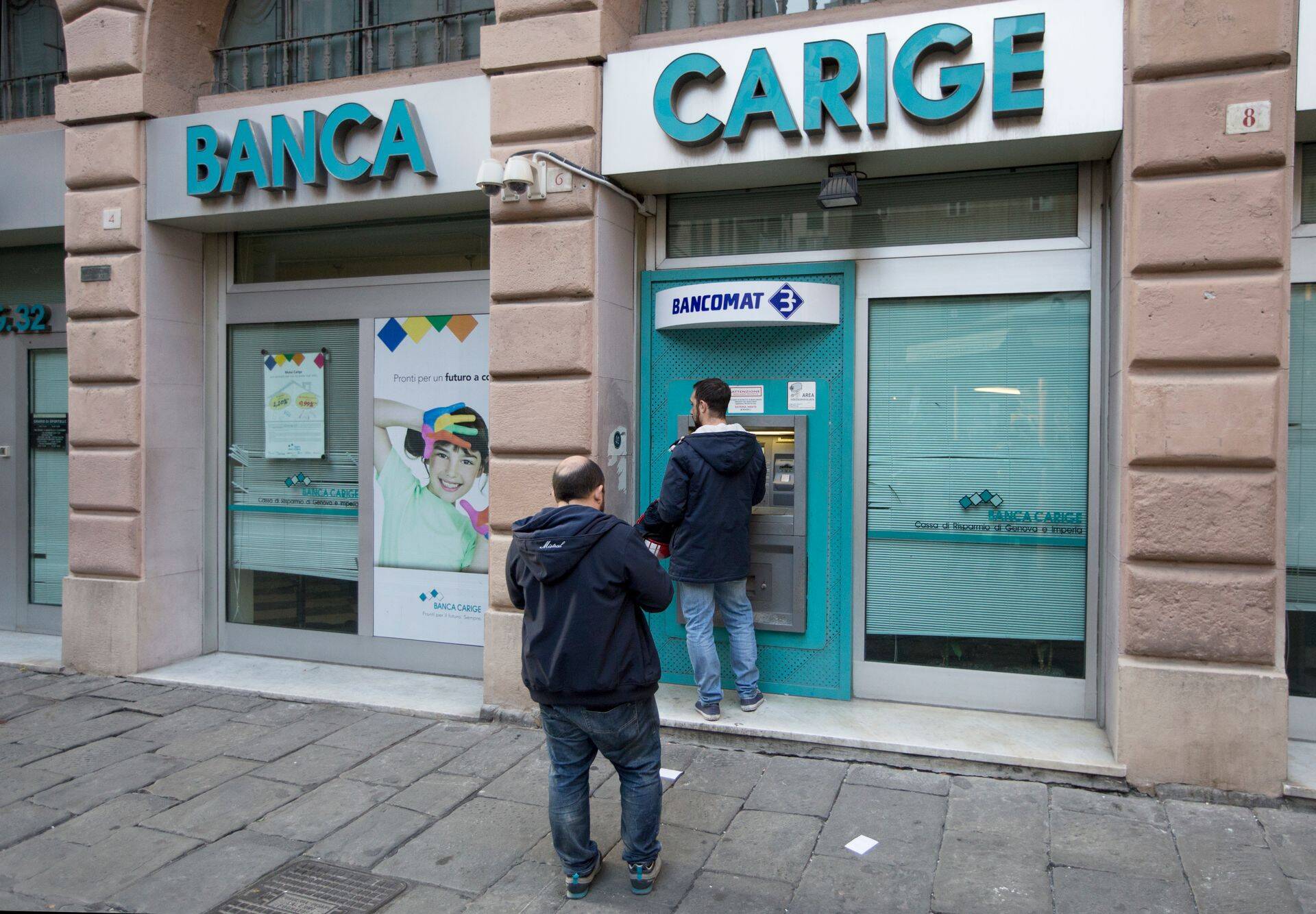 Banca Carige sularahaautomaat ja kontor Genovas 2016. aasta märtsis. Banca Carige asutati 1483. aastal Genovas ning on Itaalia Liguuria regiooni suurim pank.