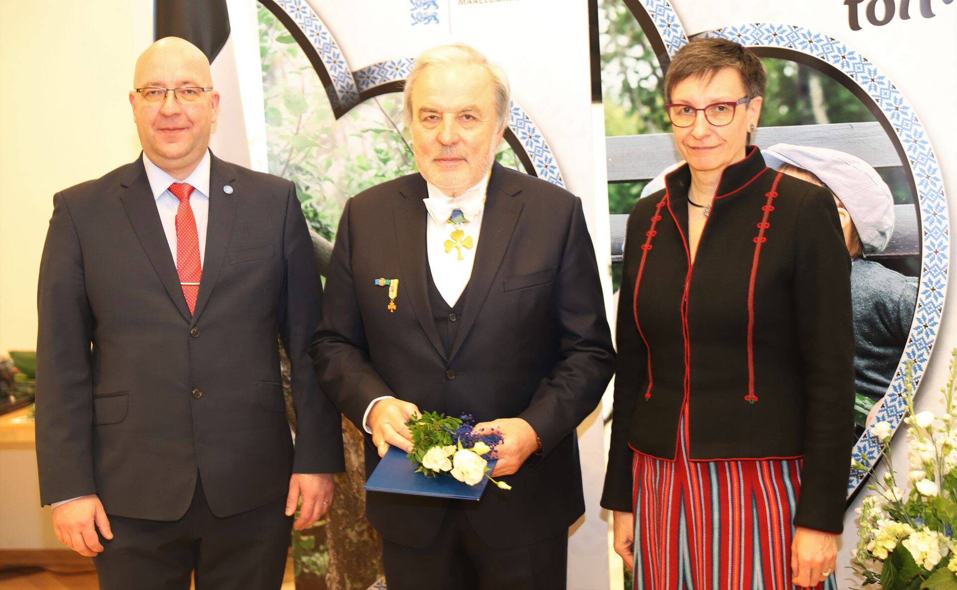 Ahto Vili koos minister Arvo Alleri ja kantsler Tiina Saroniga.