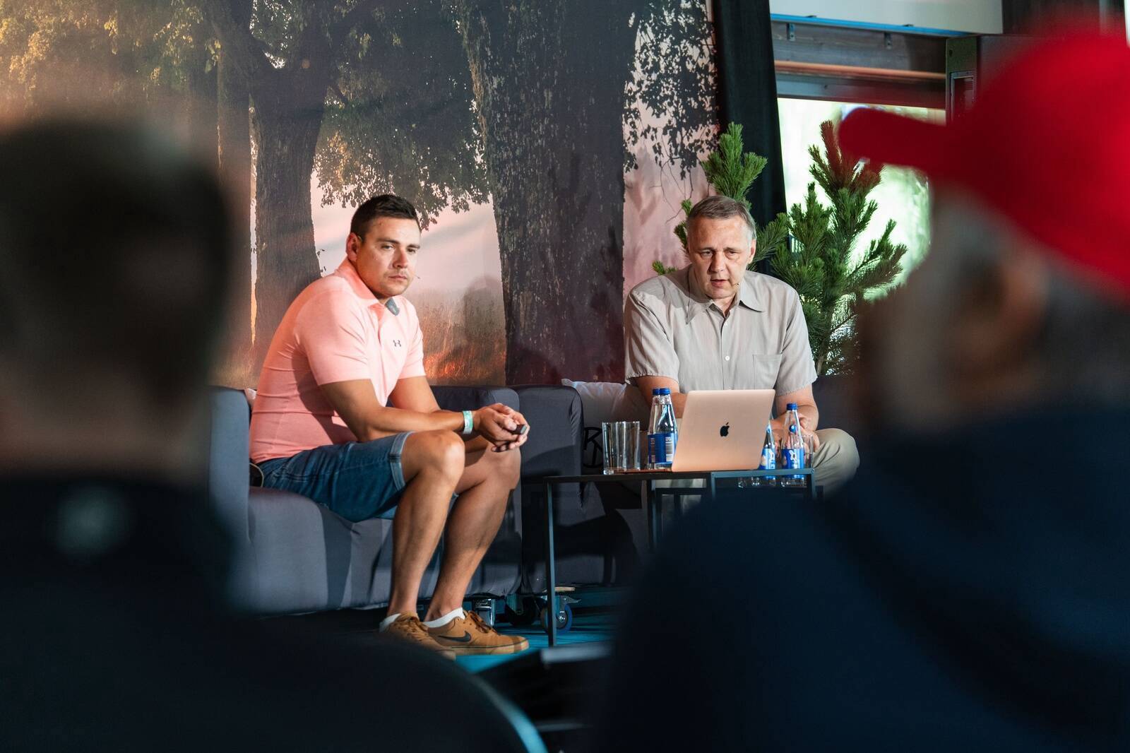 Mazie investori noklausījās Swedbank finanšu tirgu vecākā brokera Mēļa Maasika un investīciju stratēģa Tarmo Tanilas runu par draudošajām pazīmēm ekonomikā un akciju tirgū.