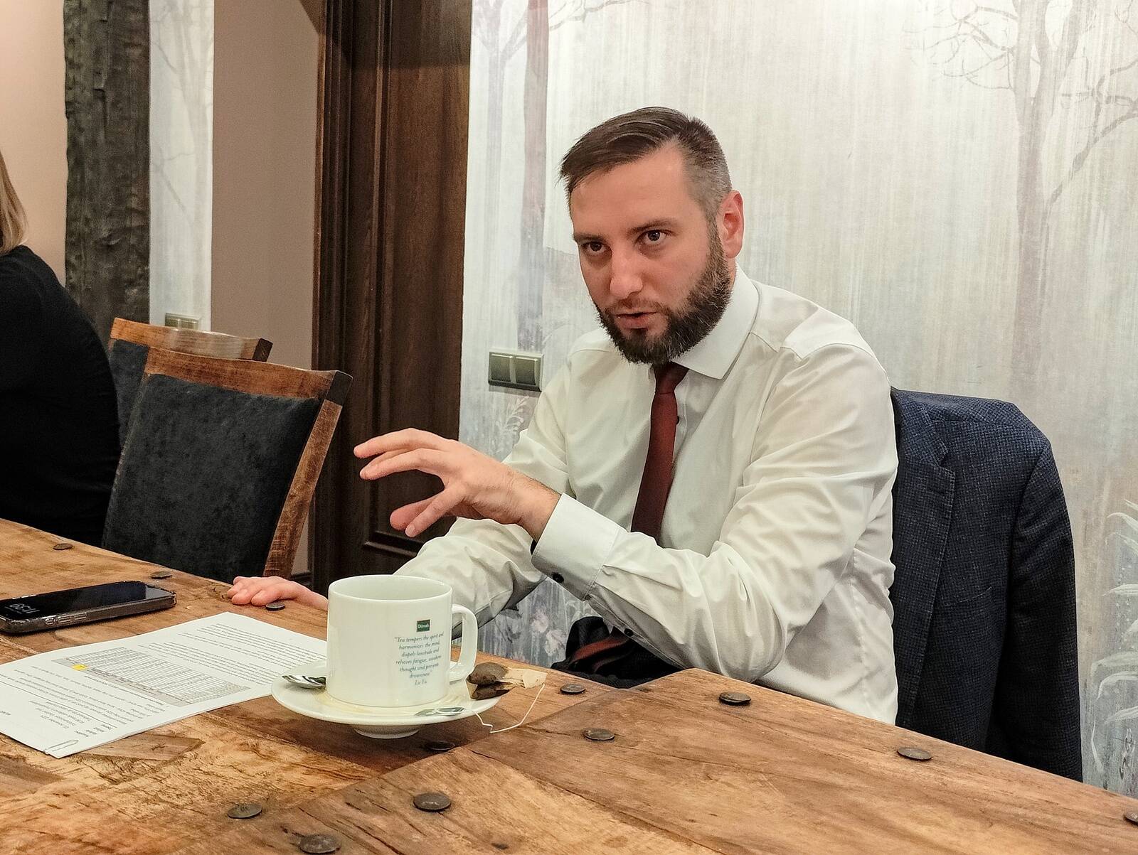 Министр инфраструктуры Владимир Свет рассказал журналистам в Нарве о временном запуске Балтийской электростанции, после чего встретился с бывшим мэром Катри Райк и нынешним мэром Яаном Тоотсом.