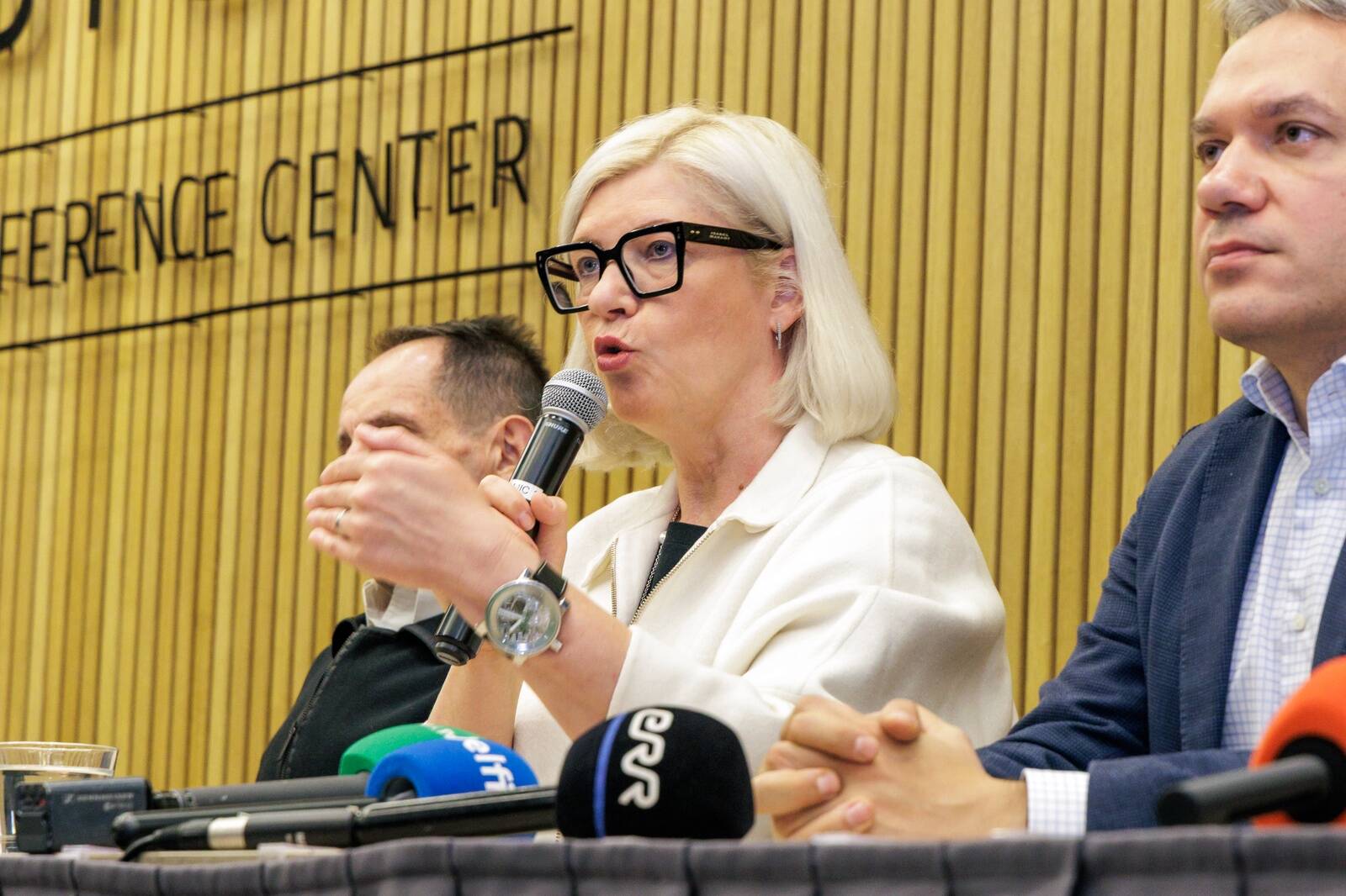 Pärnu peatne linnapea Kristel Voltenberg (valimisliit Südamega Pärnu), paremal Keskerakonna liige ja peatne Pärnu volikogu esimees Andrei Korobeinik.