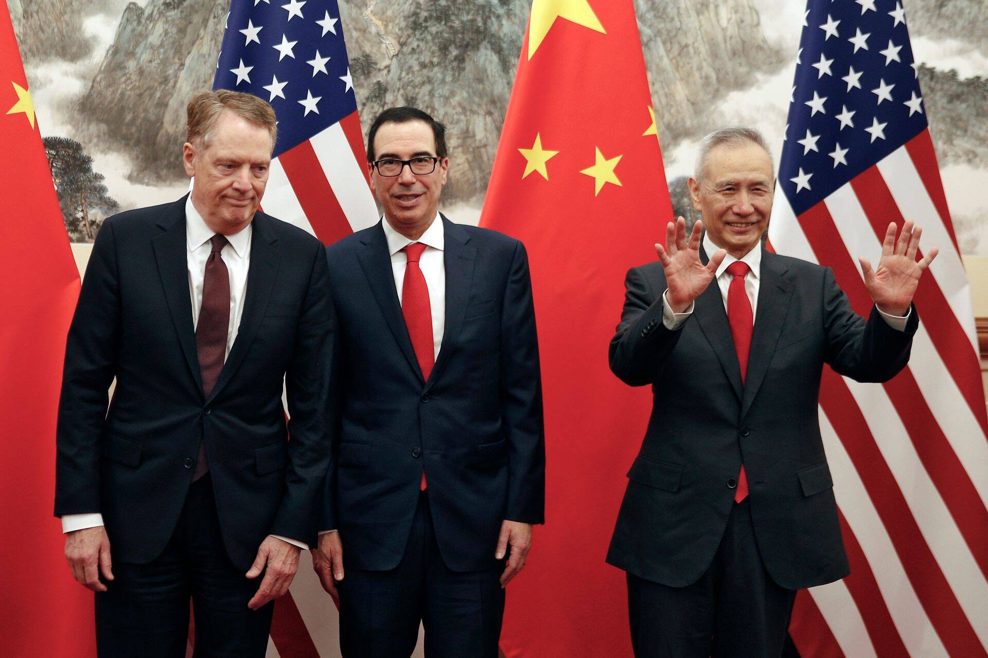 Hiina asepeaminister Liu He (paremal), USA kaubandusesindaja Robert Lighthizer (vasakul) ja USA rahandusminister Steven Mnuchin (keskel) fotosessioonil eelmisel läbirääkimistevoorul 1. mail Pekingis.
