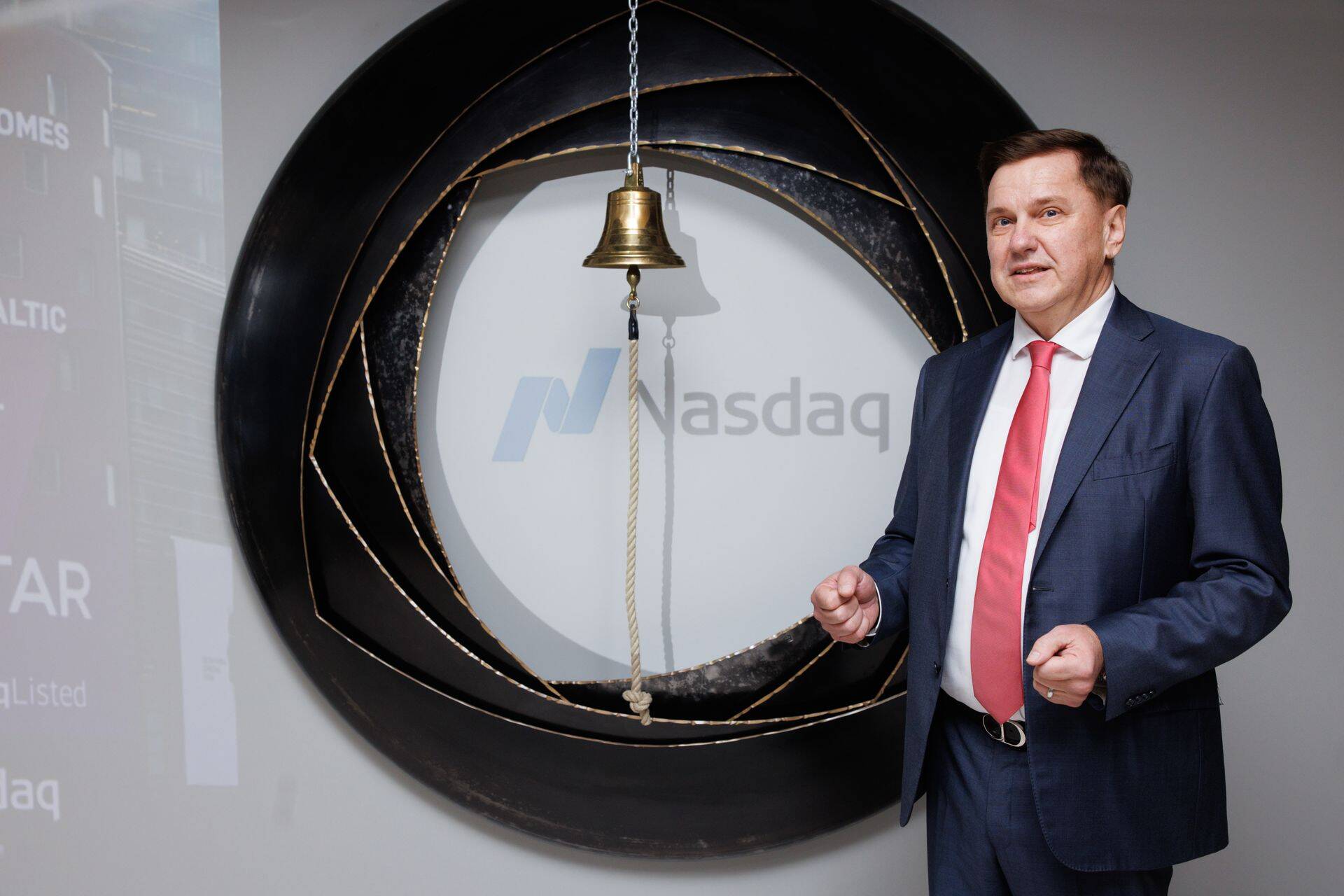 Huvi Infortari aktsia vastu oli reedel suur. Fotol ettevõtte juhatuse esimees Ain Hanschmidt neljapäeval börsikella all.