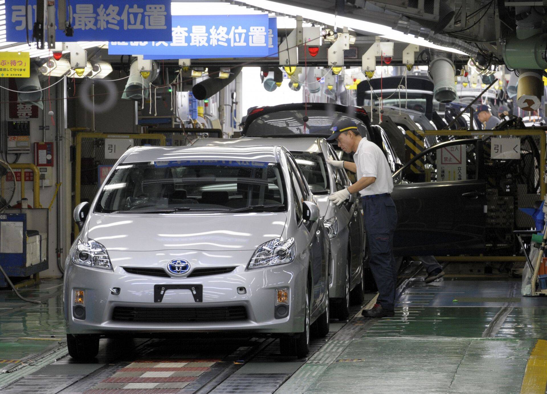 Tehasetöölisd Toyotasid komplekteerimas