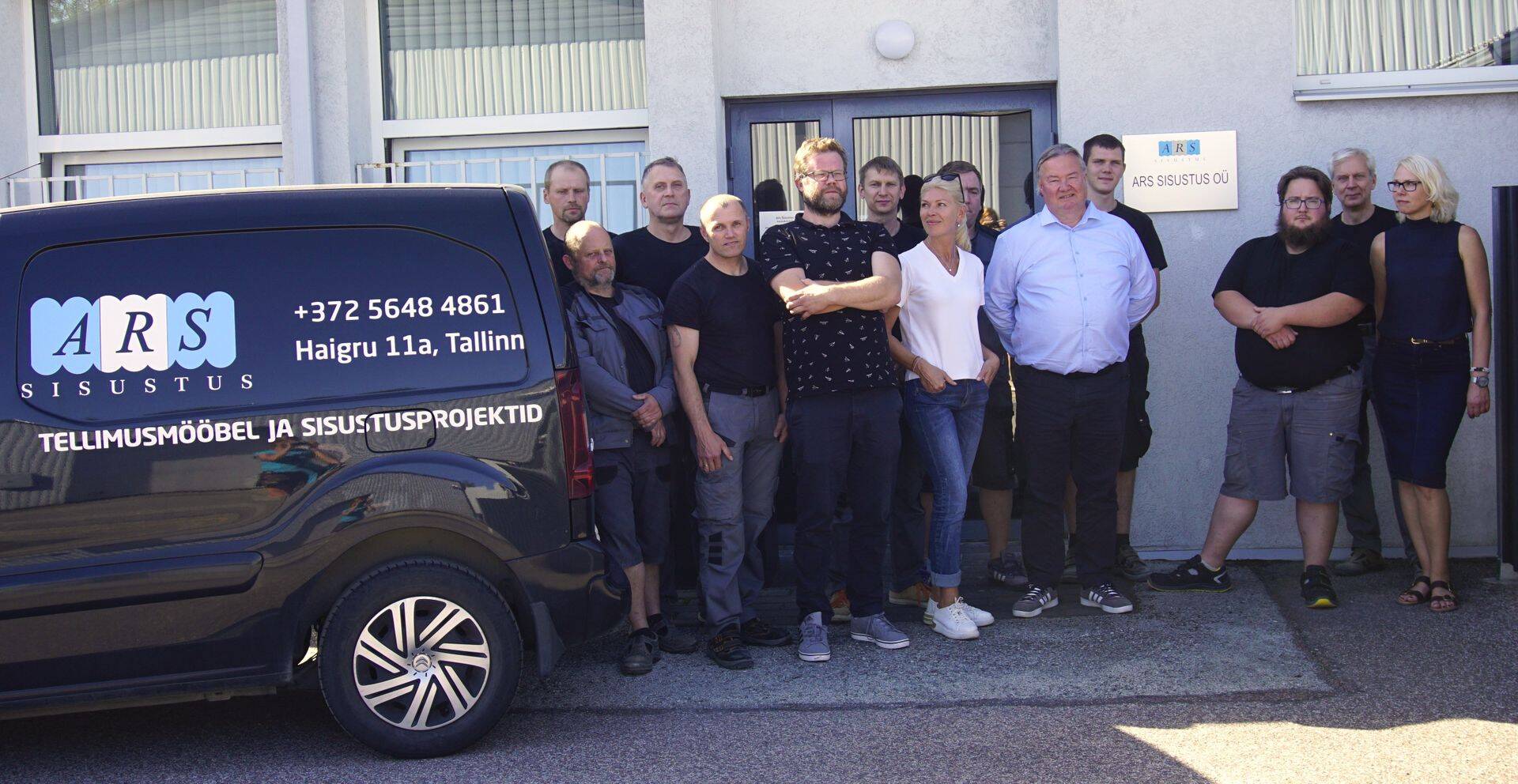 LimeHouse Design sisekujundaja Helen Mäkelä koostööst disainsisustuse tootja ARS Sisustus meeskonnaga: "Laitmatu tulemuse saavutamiseks on pidev suhtlus hädavajalik. Võime tõesti igal ajal üksteisele helistada ja nõu küsida. Sel aastal käisime näiteks ka koos Milano mööblimessil, kus tutvusime uute materjalide, põneva furnituuri ja kaasaegse mööbli kireva ning põneva maailmaga.”