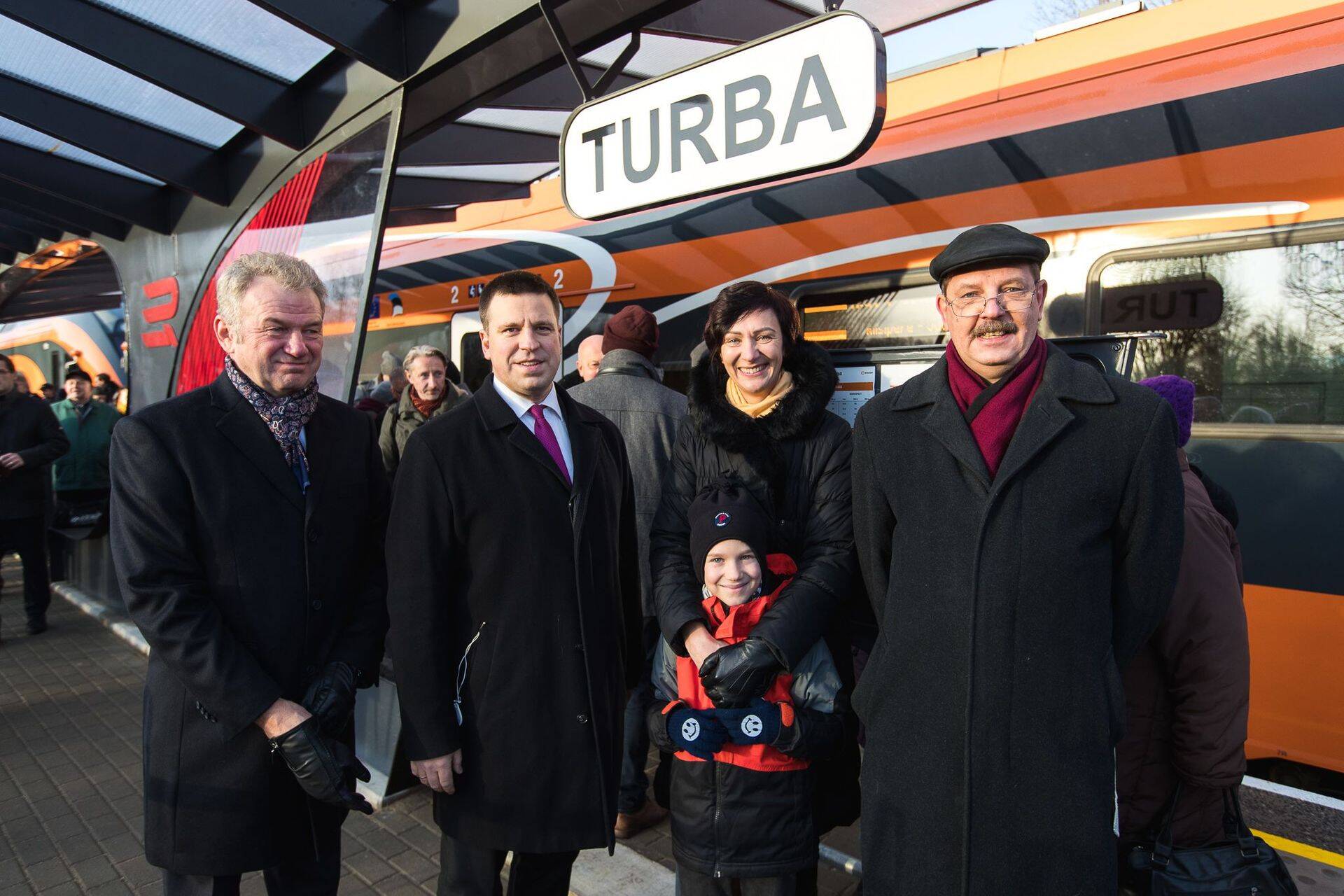 (Vasakult) Eesti Raudtee juhatuse esimees Erik Laidvee, peaminister Jüri Ratas, Elroni juhatuse esimees Merike Saks ja majandus- ja taristuminister Taavi Aas uue Riisipere ja Turva vahelise raudteelõigu avamisel.