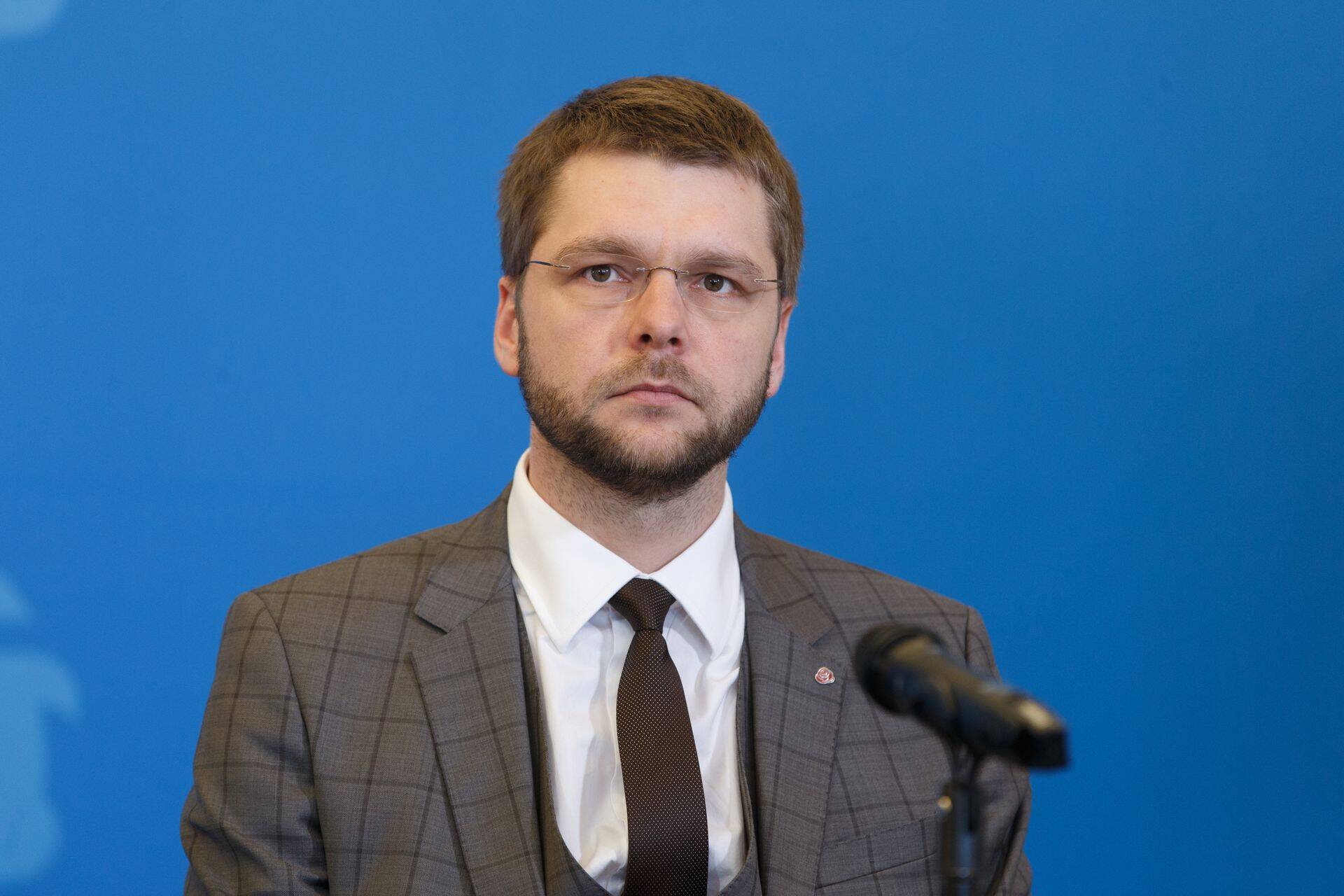 Teate, EKRE on nagu sibul — algul naerad, aga mida rohkem kihte pealt ära koorid, seda rohkem ajab nutma, rääkis Jevgeni Ossinovski.