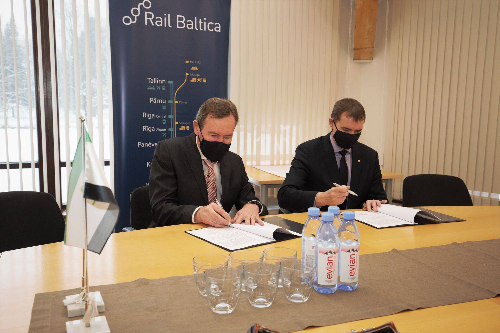 RBE juhatuse esimees Tõnu Grünberg ja Kohila vallavanem Uku Torjus allkirjastamas koostöölepingut Rail Baltica kohalike peatuste projekteerimiseks ja ehitamiseks.
