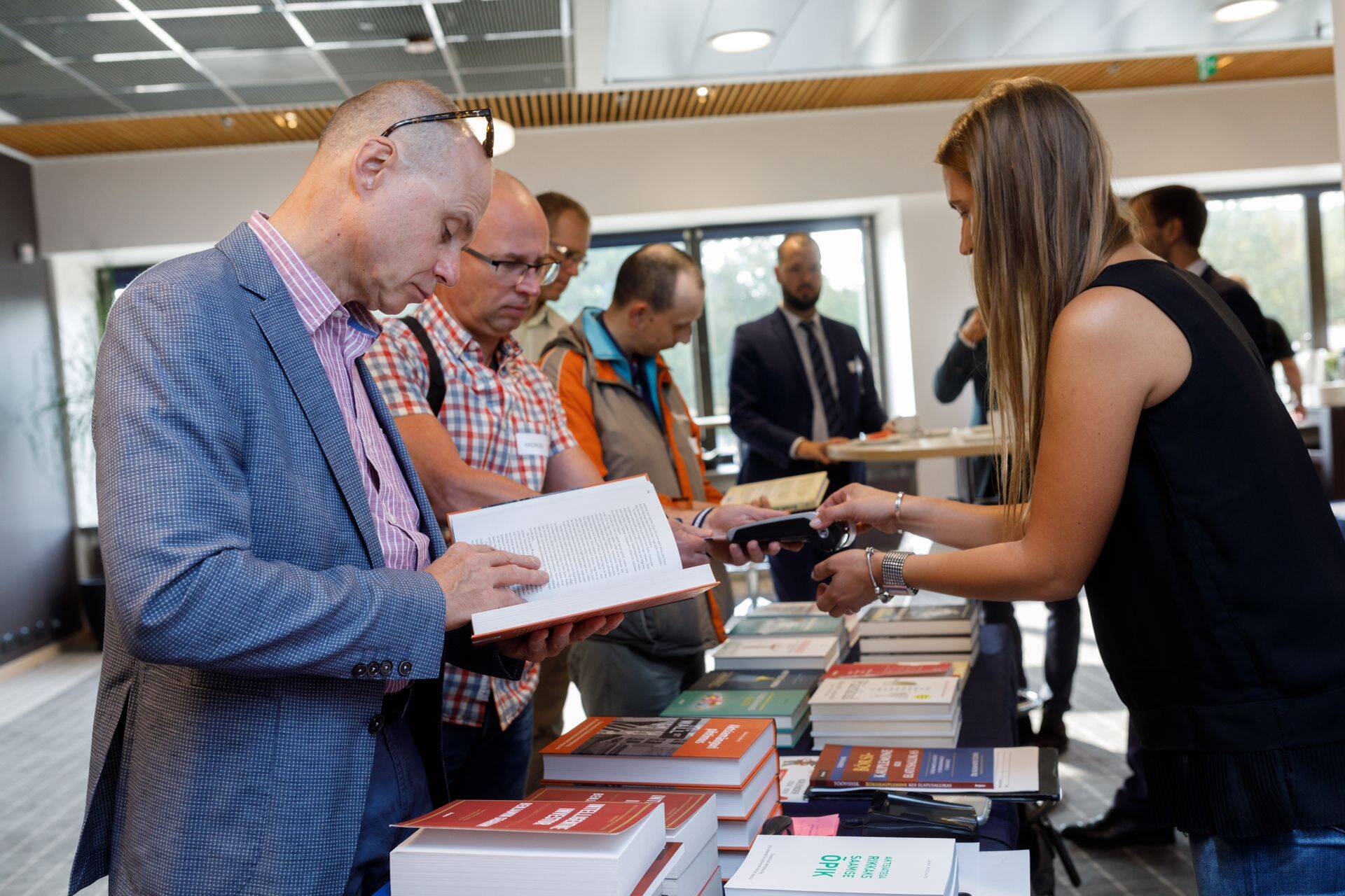 Alexander Elder kohtus Tallinnas fännidega.