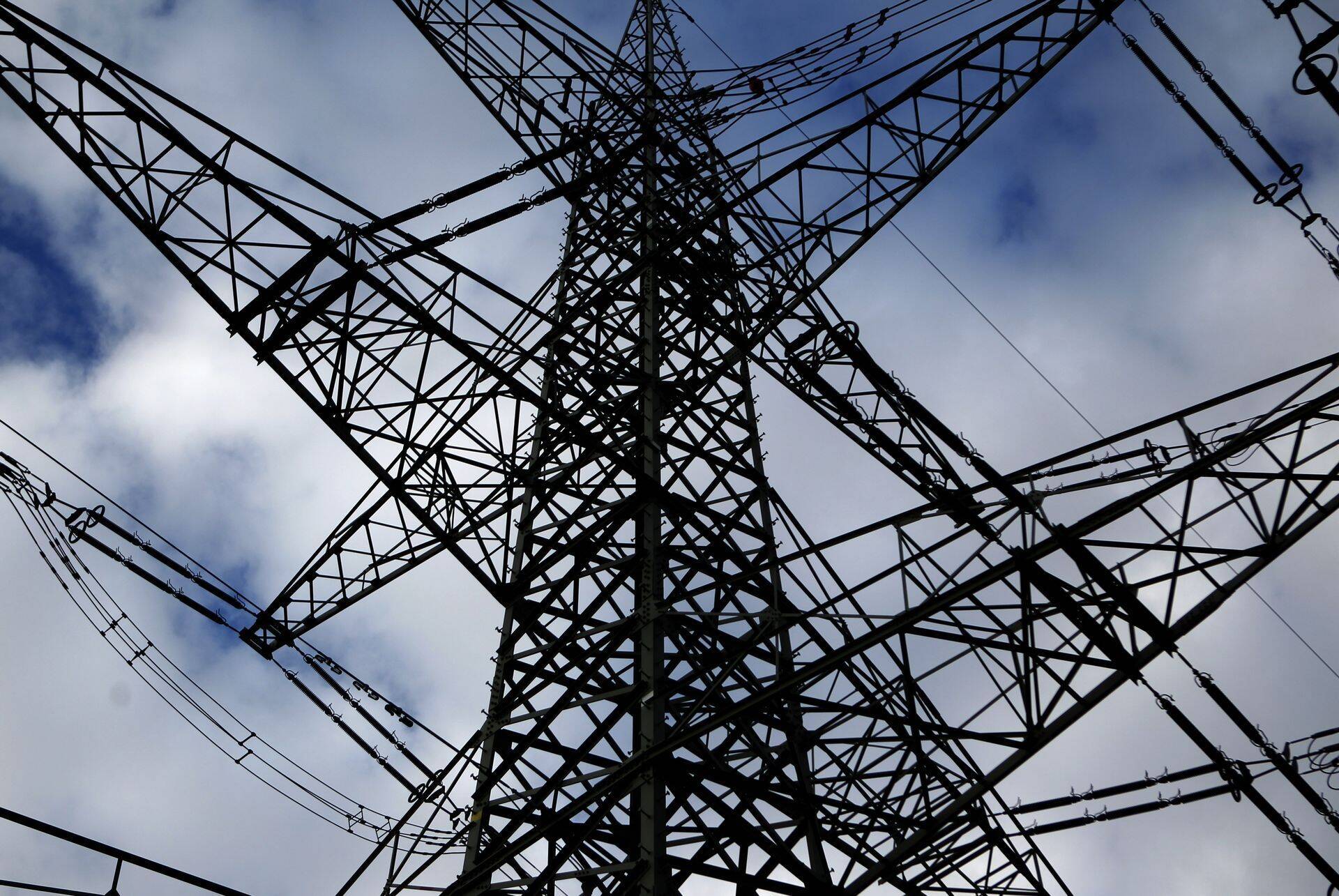 Линии электропередачи, построенные всего 7-8 лет назад, стали заменять новыми