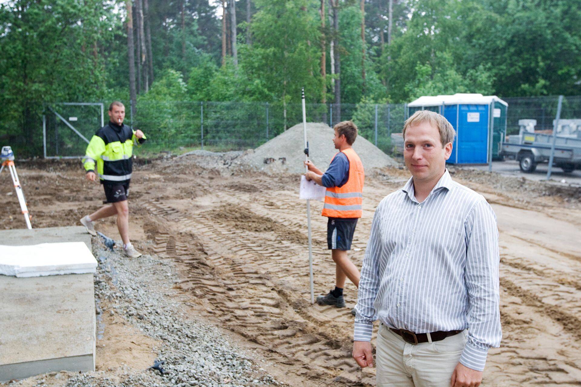 Tee-ehitaja Marble omanik Tarmo Otstavel (esiplaanil) leiab, et kui kõik tegemised jäävad seaduse piiridesse, ei ole nad hangetel osaledes eksinud.