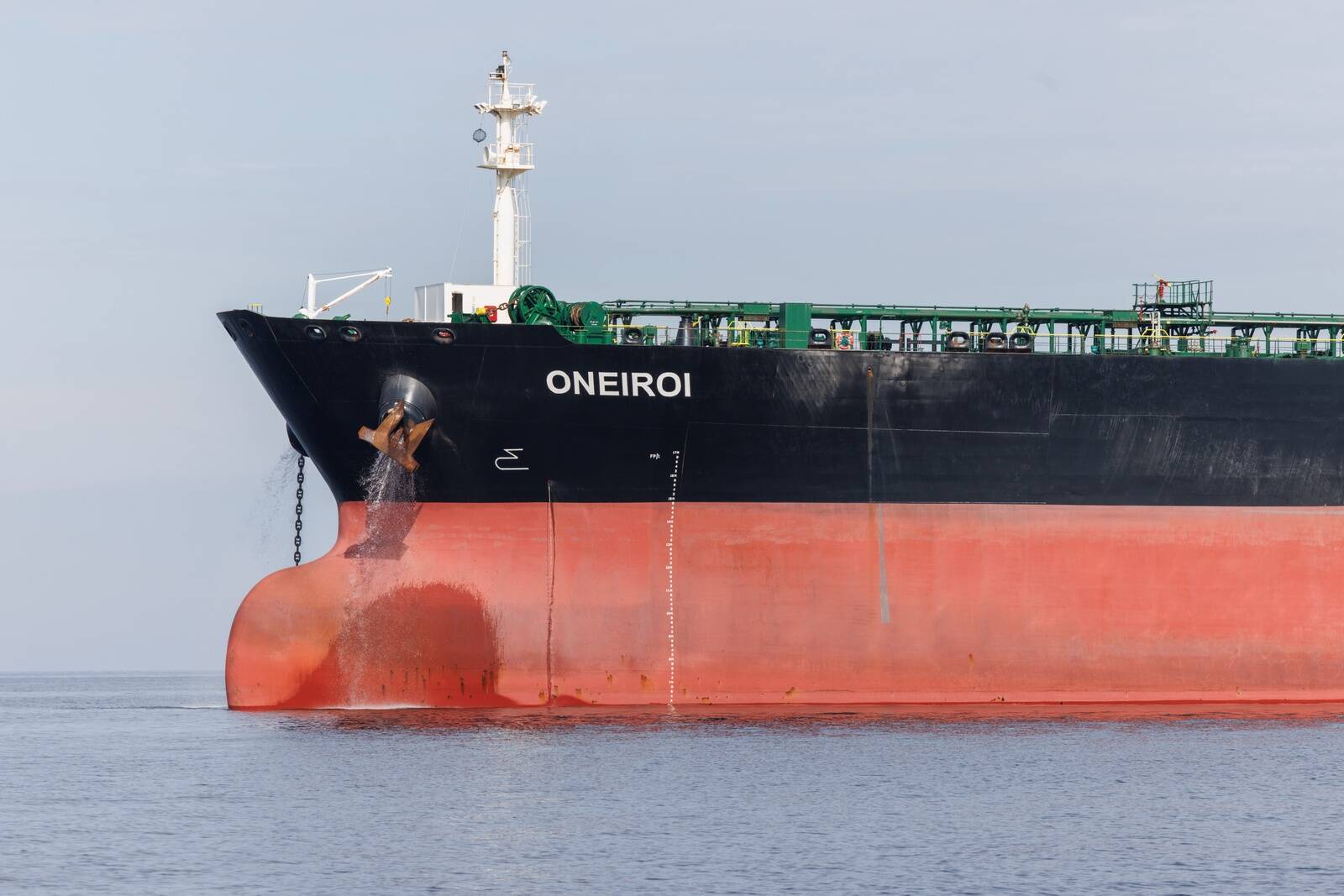 Naftatanker Oneiroi isetekkelisel ankrualal avameres Eesti rannikult 15 km kaugusel. Laeval pole rahvusvaheliselt tunnustatud kindlustust. Selle omanik, Dubai ettevõte Fractal Marine DMCC, käib kohut Briti võimudega, kes süüdistavad firmat sanktsioonide rikkumises.
