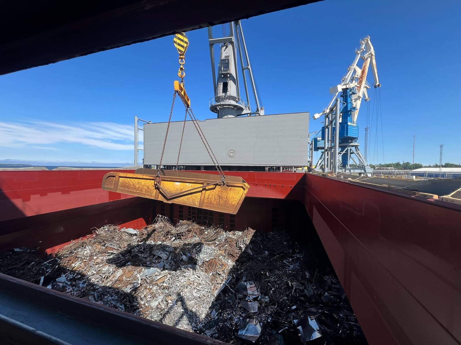 Metalluste tootja Tammer OÜ jälgib hoolega kogu uste valmistamiseks kasutatava metalli teekonda, alates metalli sünnist metallitootja ArcelorMittali juures kuni uste tootmise käigus järele jäänud metalli uuele ringile andmiseni Cronimet Nordicus.