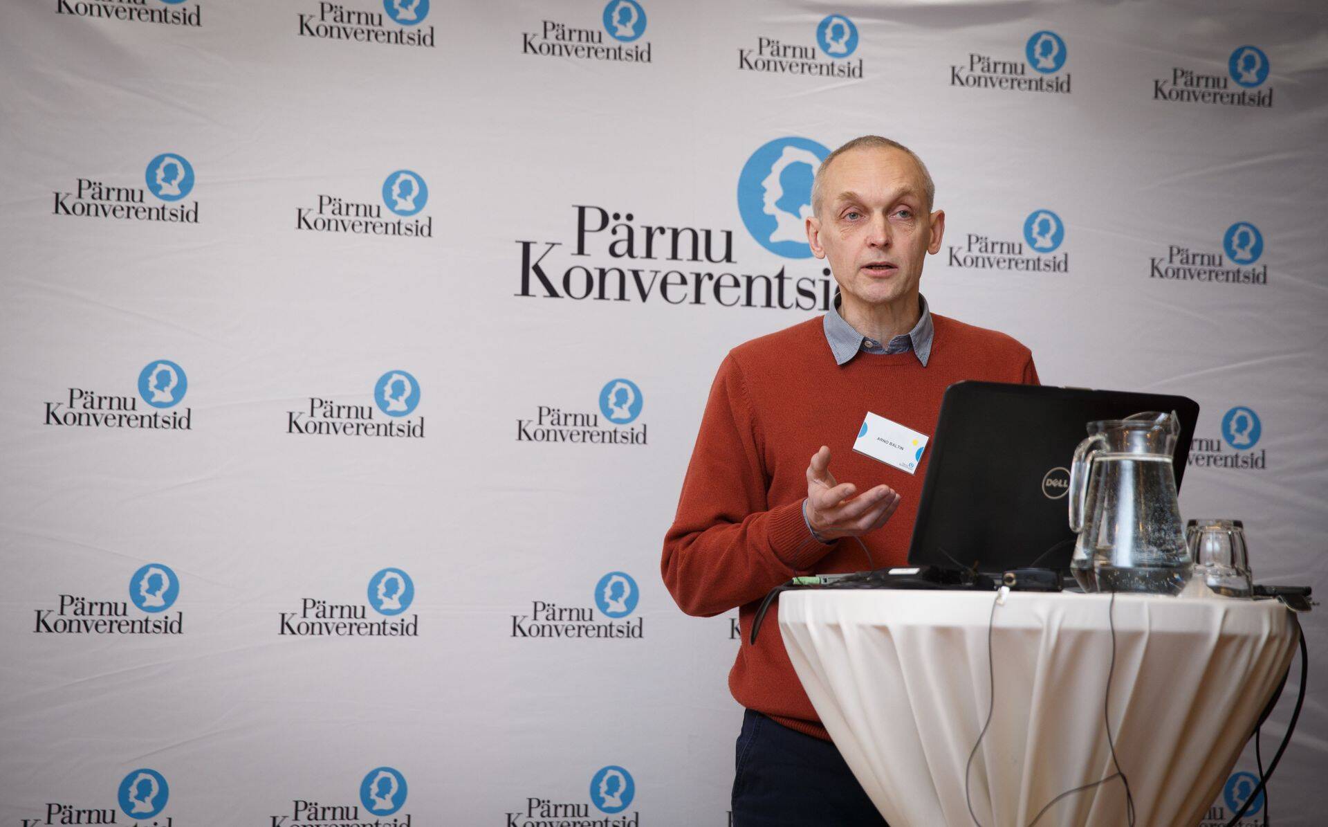 Vältides tavapärast kauplemist, püüab Cris Voss panna vastutuse lahenduse eest vastaspoolele, esitades järjekindlalt kuidas-küsimusi, toob Tallinna Ülikooli lektor Arno Baltin välja ühe läbirääkimiste põhimõtte.