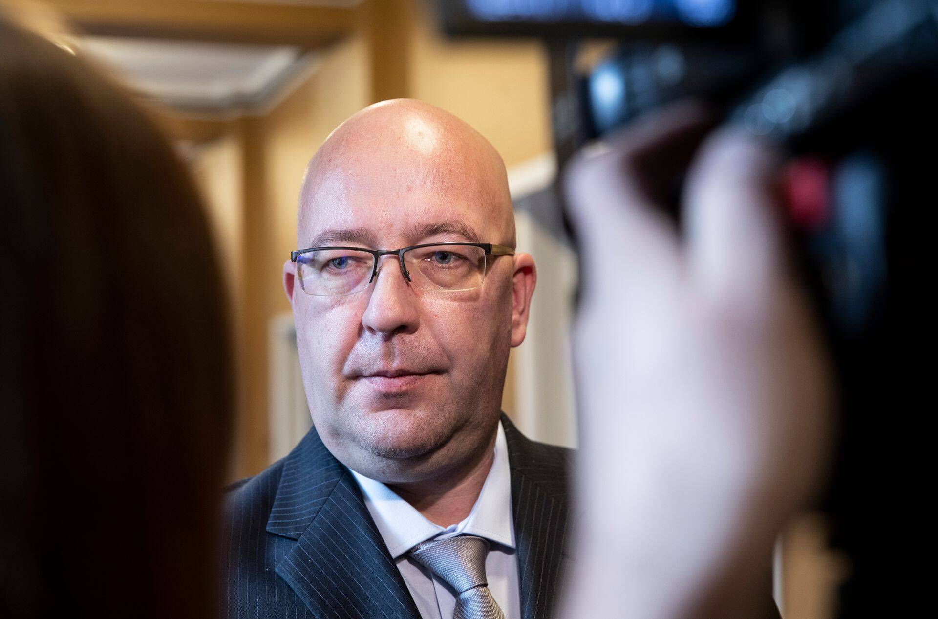Maaeluminister Arvo Alleri sõnul on oluline, et tugevama positsiooniga kaubanduspartner ei kasutaks võtteid ega suruks peale lepingulisi suhteid põllumajandustooteid või toitu müüvatele väike-ettevõtjatele.