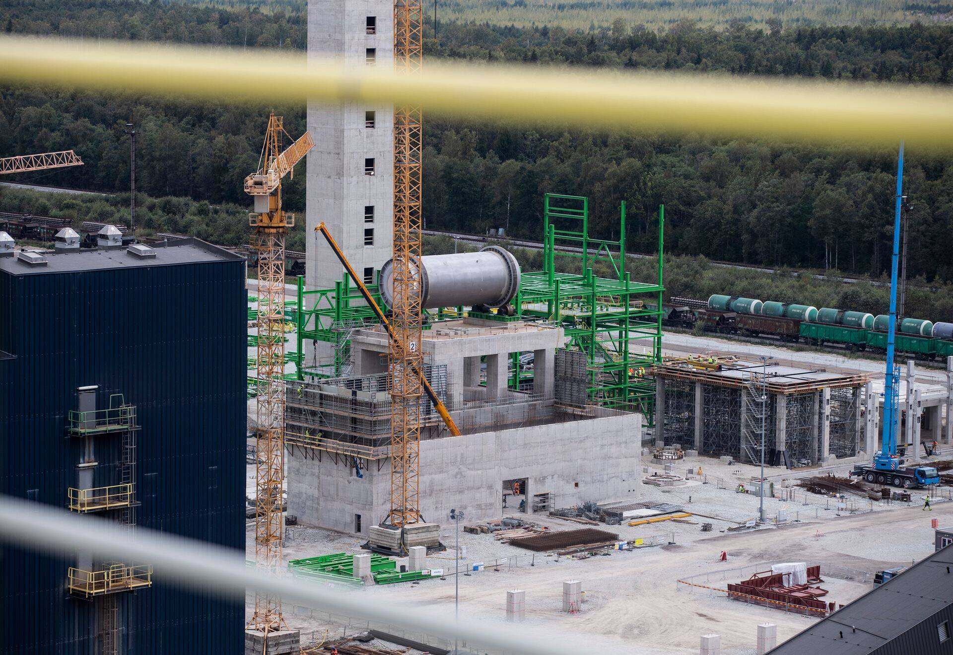 Uue õlitehase ehitus Auveres on pooleli, kuid riigifirma noolib juba uusi investoreid.