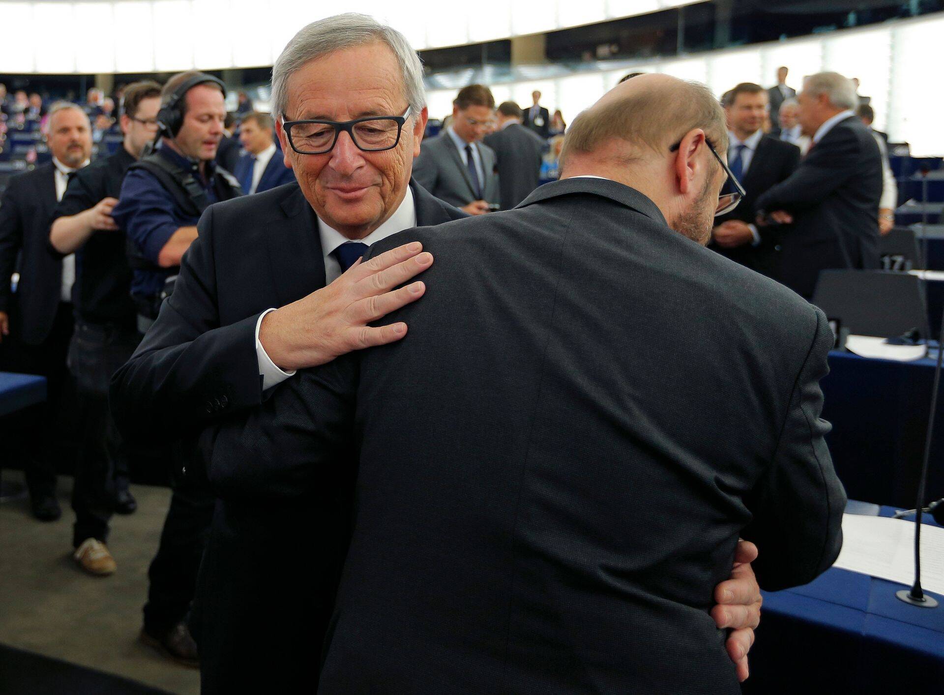 Euroopa Komisjoni president Jean-Claude Juncker (vasakul) embab endist Euroopa Parlamendi presidenti Martin Schulzi kohtumisel Strasbourgis 2015. aasta sügisel.
