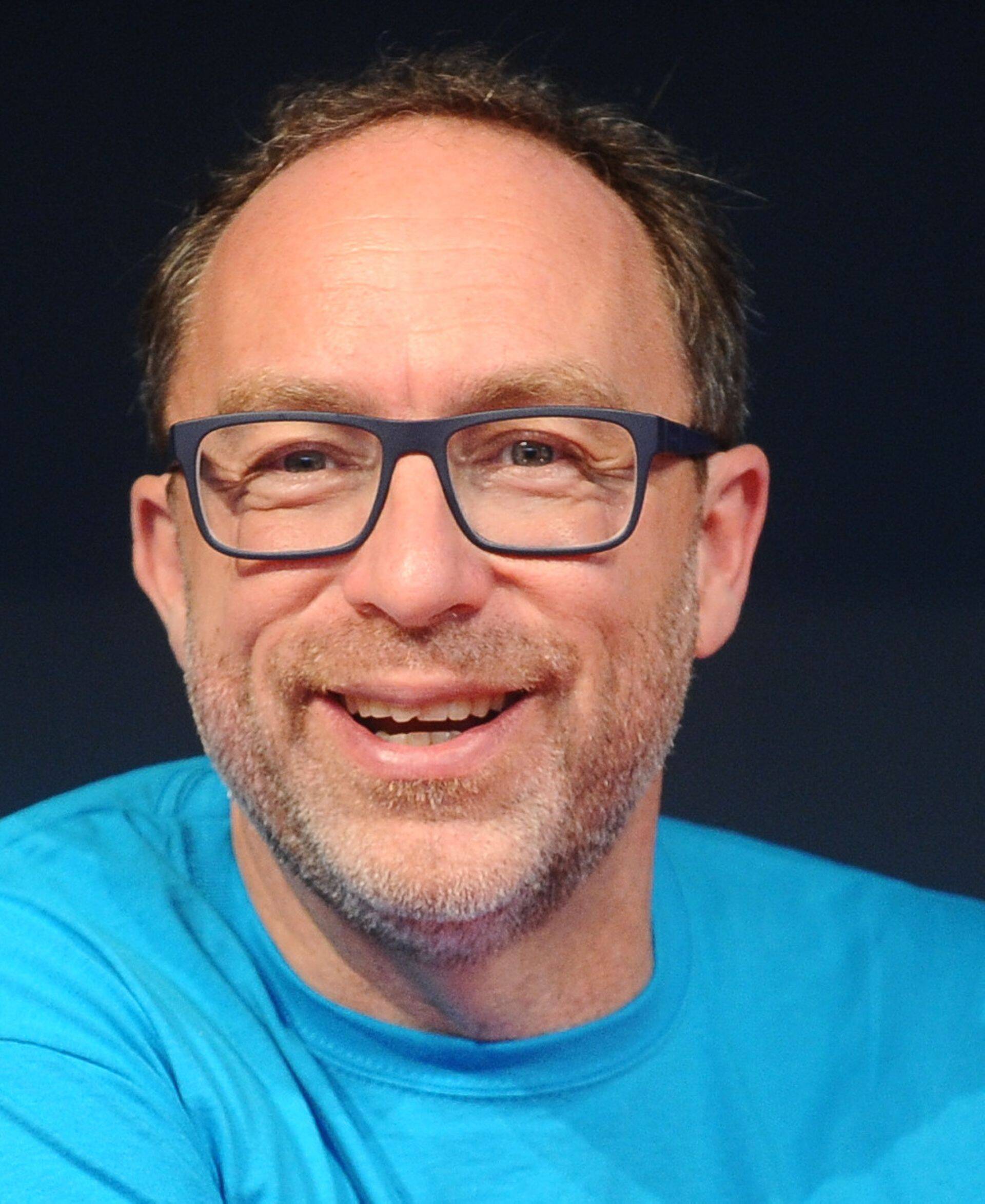 Jimmy Wales on Ameerika internetiettevõtja, üks kahest Vikipeedia asutajast 2001. aastal.